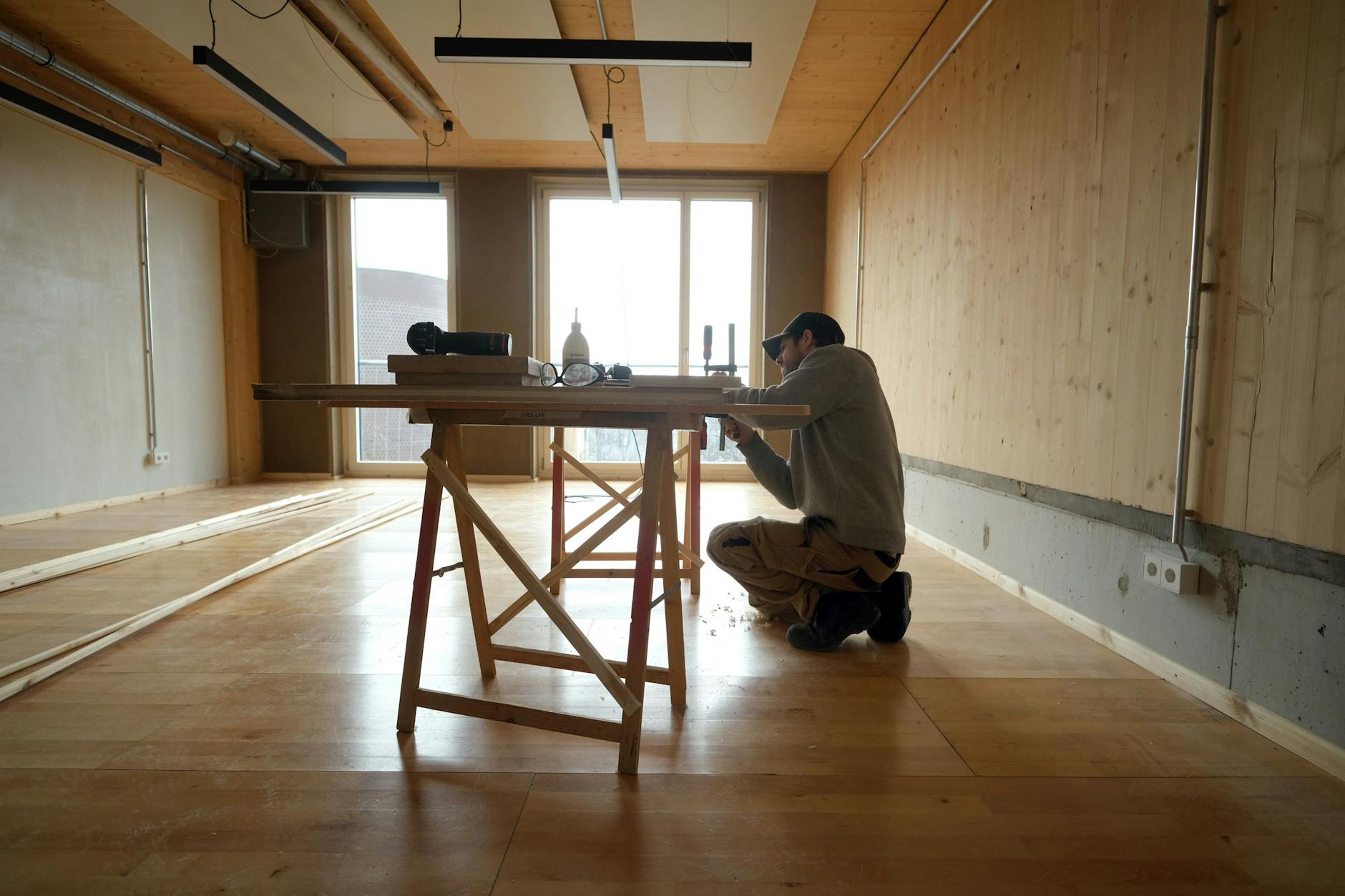 Die ehemalige Fassladehalle der Kindl-Brauerei im Rollberg-Kiez in Berlin-Neukölln: Materialien wie Fenster, Türen und Metallträger stammen zum Teil aus alten Häusern.