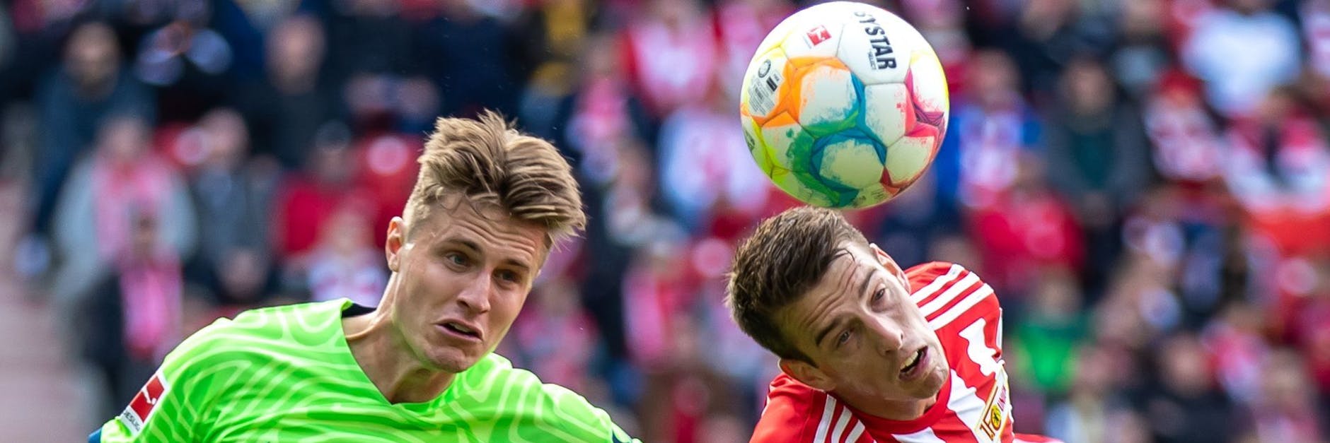 Mattias Svanberg von VfL Wolfsburg kämpft gegen Berlins Janik Haberer (r.) um den Ball. 