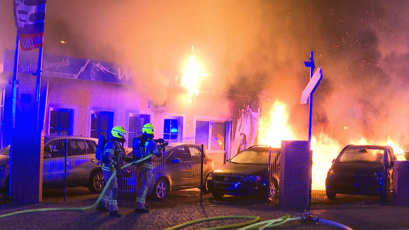 Feuer in Schmöckwitz: Bei einem Autohandel ist ein Brand ausgebrochen. 