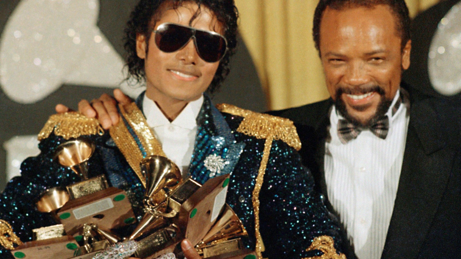 Michael Jackson und Quincy Jones heimsen bei der&nbsp; Grammy-Verleihung die Trophäen für das Album „Thriller“ ein.