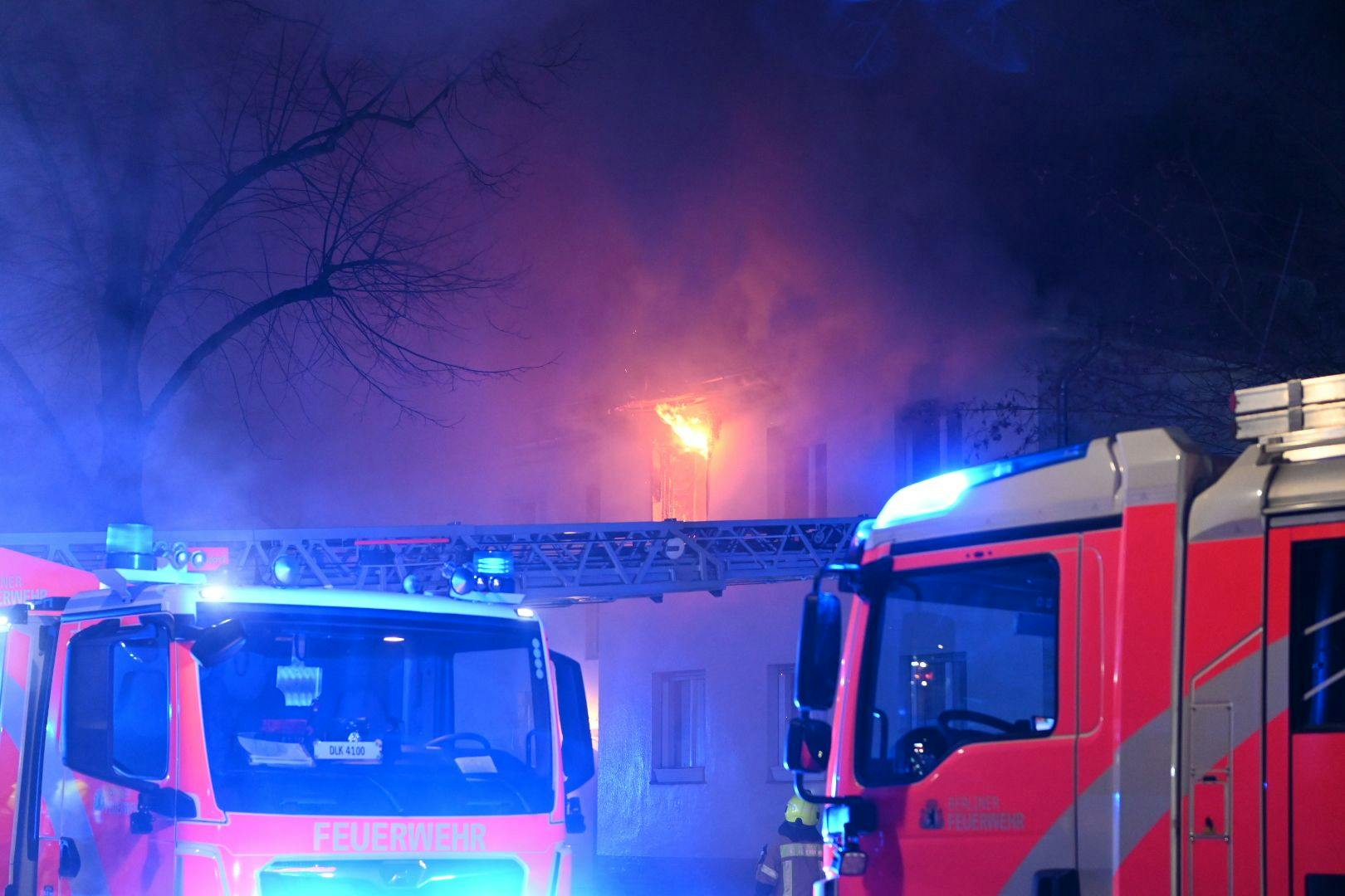Flammen schlagen aus einer Wohnung in Berlin-Nikolassee.