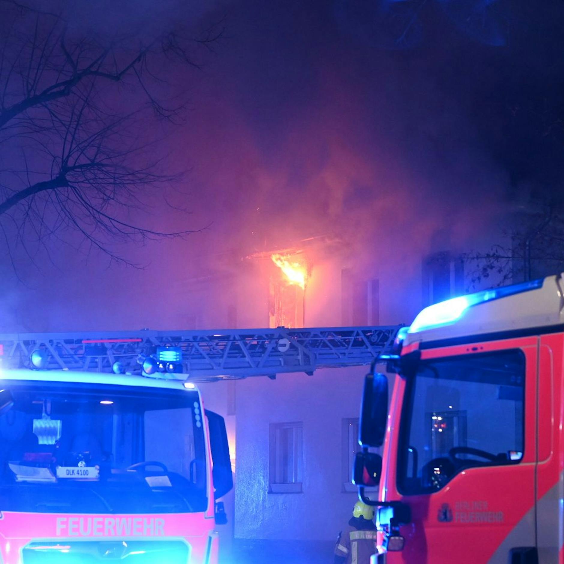 Wohnungsbrand in Nikolassee: Feuerwehr mit Großaufgebot vor Ort – eine Person im Krankenhaus
