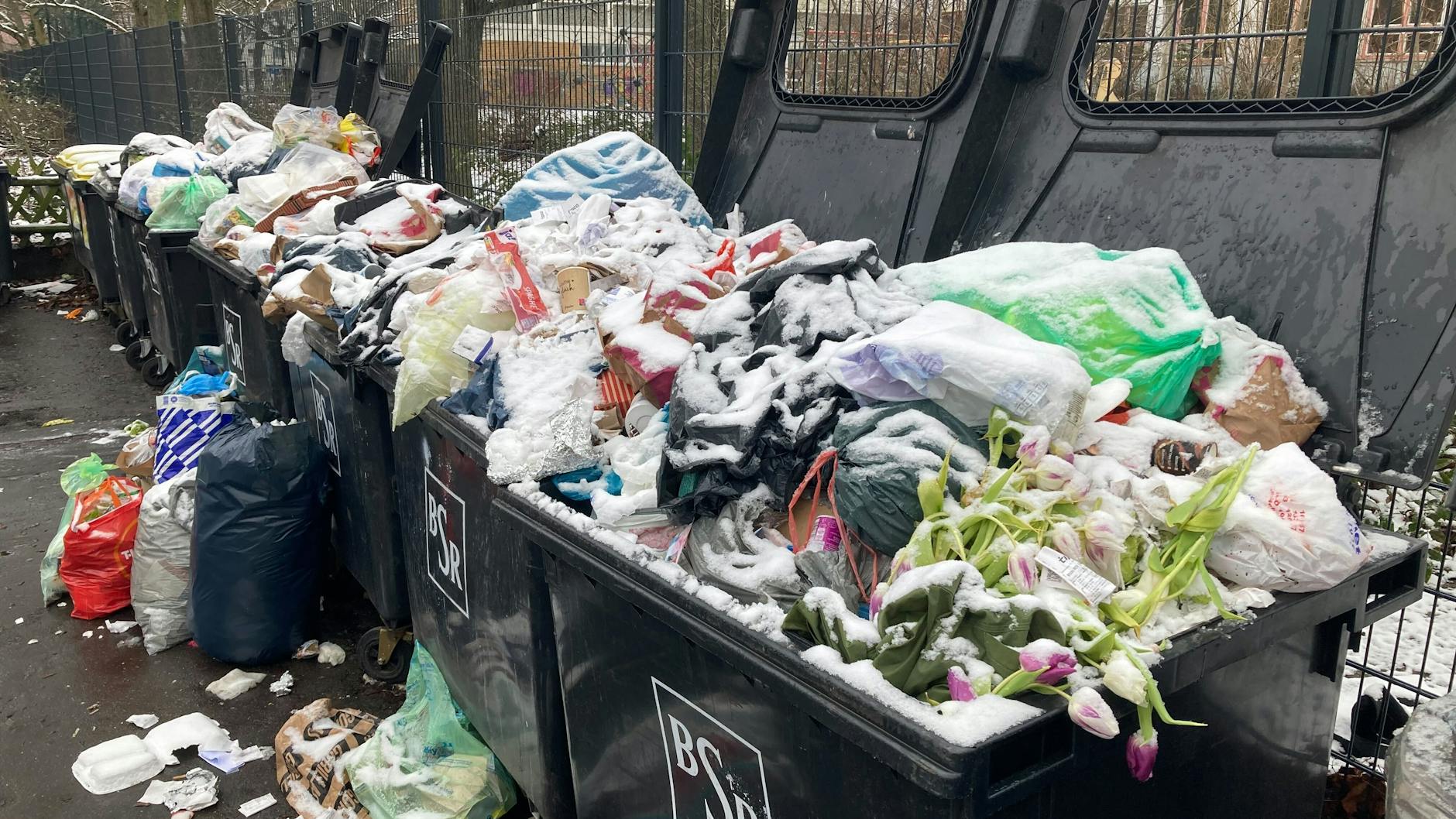 Bleiben die Müllcontainer weiter voll. Obwohl bei der BSR nur zwei Tage Warnstreik angesagt waren, kam die Müllabfuhr in manchen Gegenden eine Woche lang nicht. 