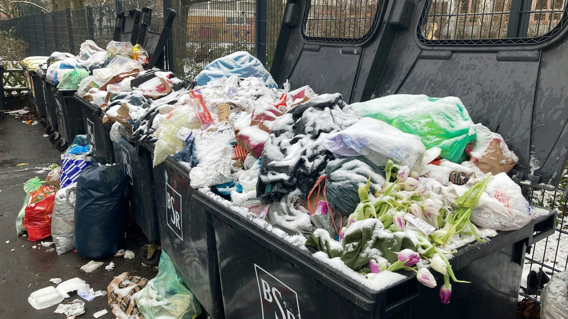 Bleiben die Müllcontainer weiter voll. Obwohl bei der BSR nur zwei Tage Warnstreik angesagt waren, kam die Müllabfuhr in manchen Gegenden eine Woche lang nicht.&nbsp;