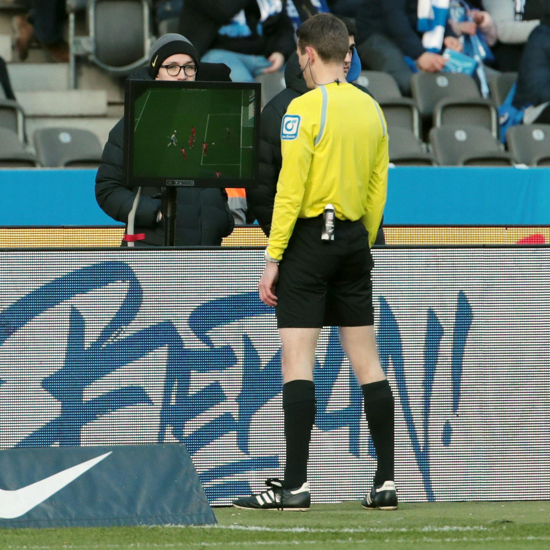 Schiedsrichter Benjamin Cortus bei der Video-Sichtung der strittigen Szene. Danach gab er Handelfer für Hertha BSC.