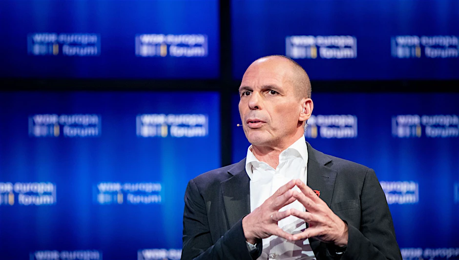 ARCHIV - Yanis Varoufakis bei einem Auftritt im Jahr 2019.  