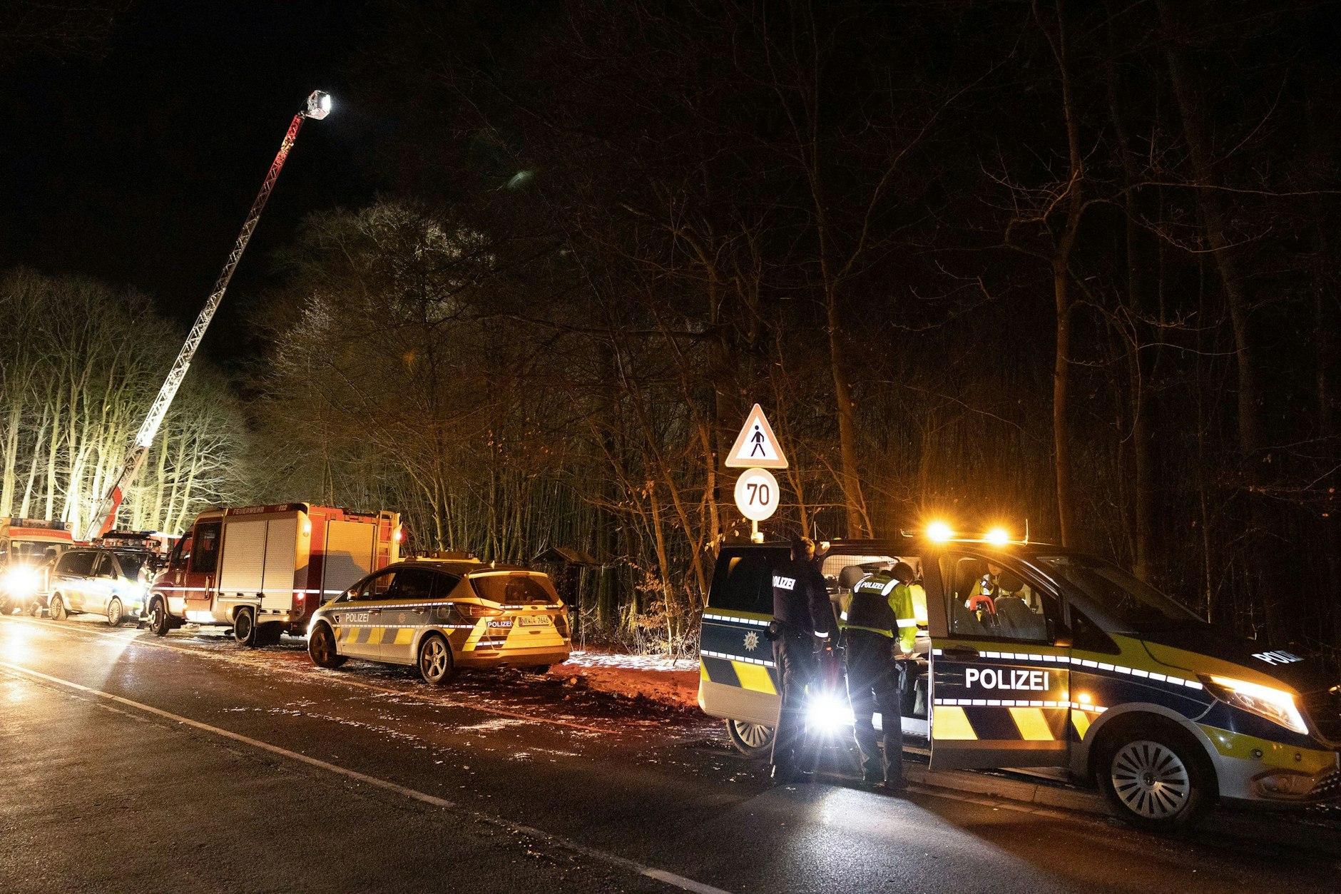 Polizei und Rettungsdienste suchen ein vermisstes 12-jähriges Mädchen. Das Kind war am späten Samstagnachmittag verschwunden, als es zu Fuß auf dem Heimweg war, wie es hieß.