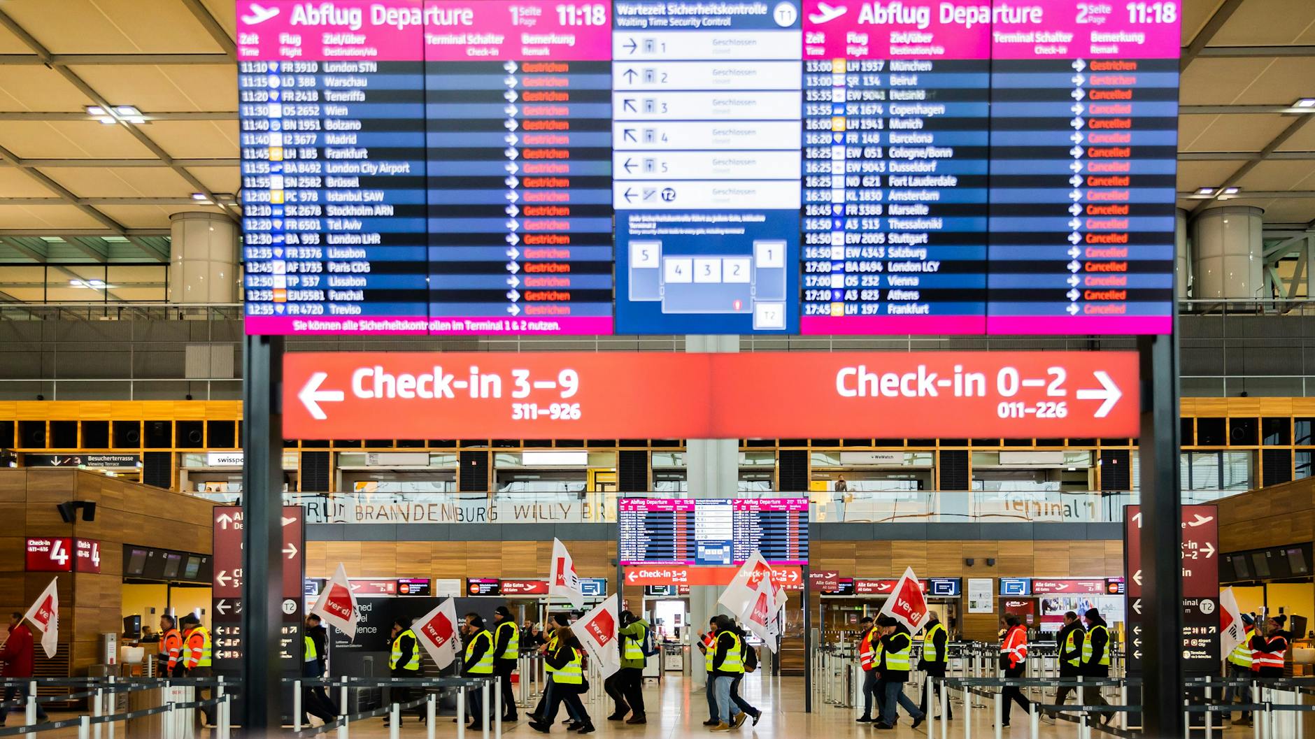 <div>Schon im Januar legten Beschäftigte im BER-Terminal die Arbeit nieder und marschierten zur Kundgebung.</div>