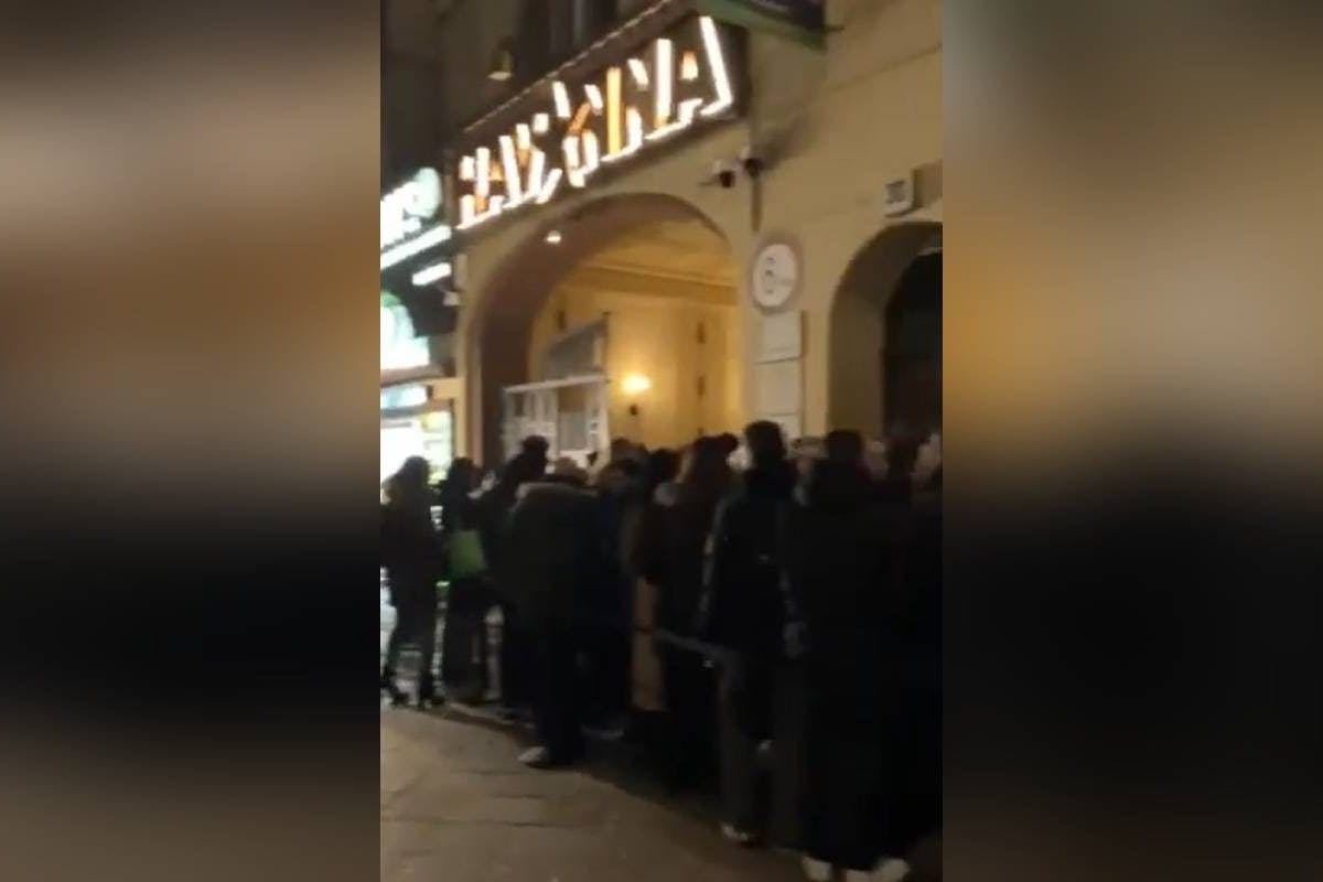 Während der Kontrolle standen zahlreiche Menschen vor dem Club Havanna.