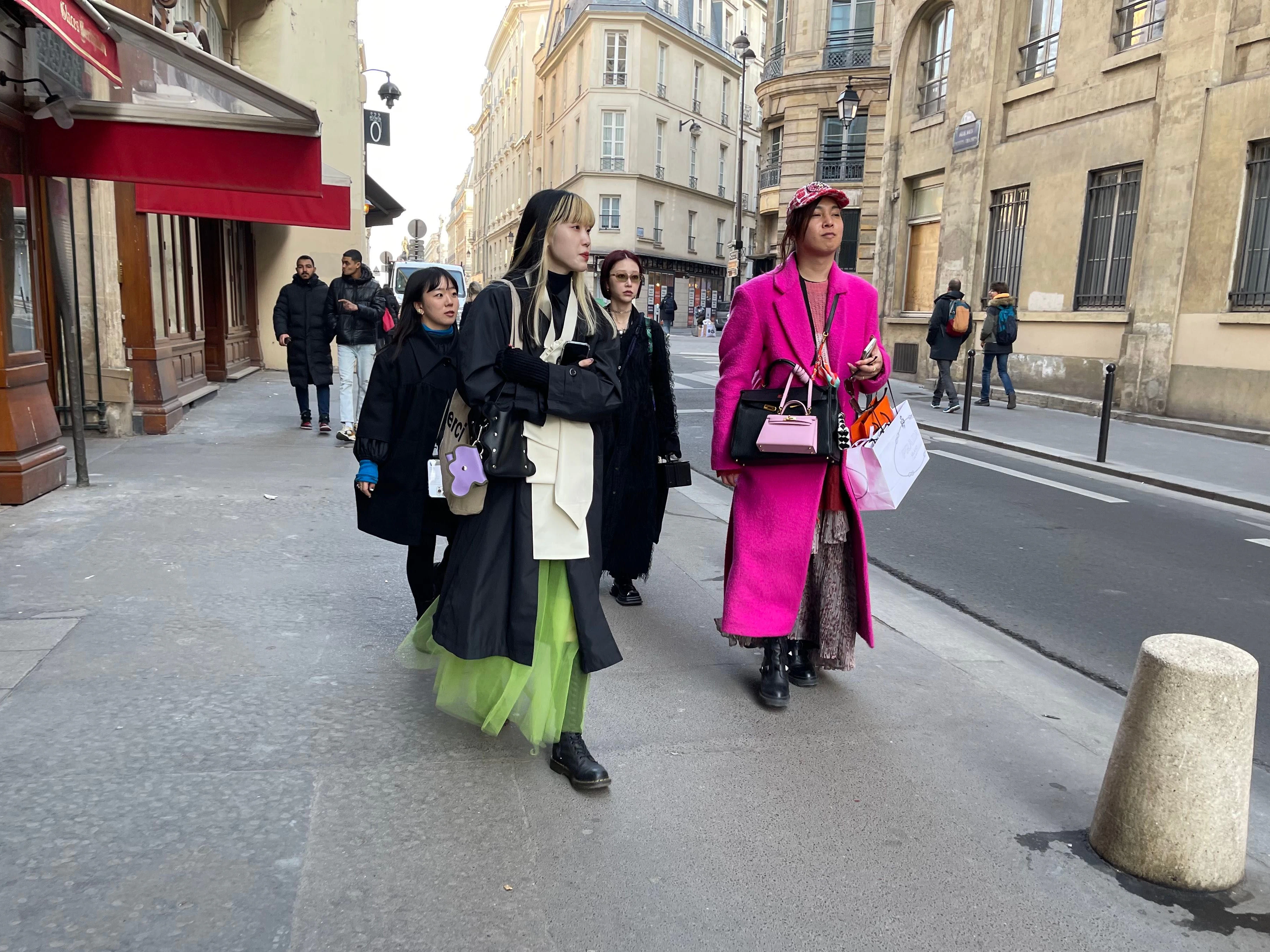 Achtung Street-Style-Motiv im Anmarsch, im 2. Pariser Arrondissement.