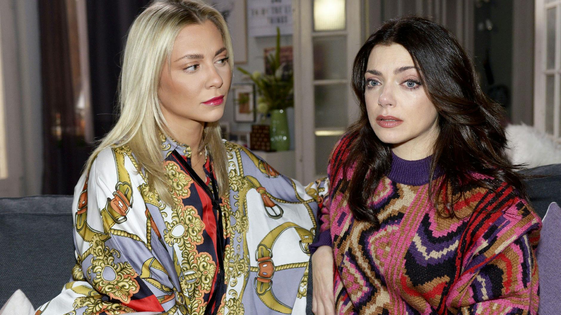 Sunny (Valentina Pahde) teilt Emily (Anne Menden) eine traurige Nachricht mit, dass sie Berlin verlassen wird.