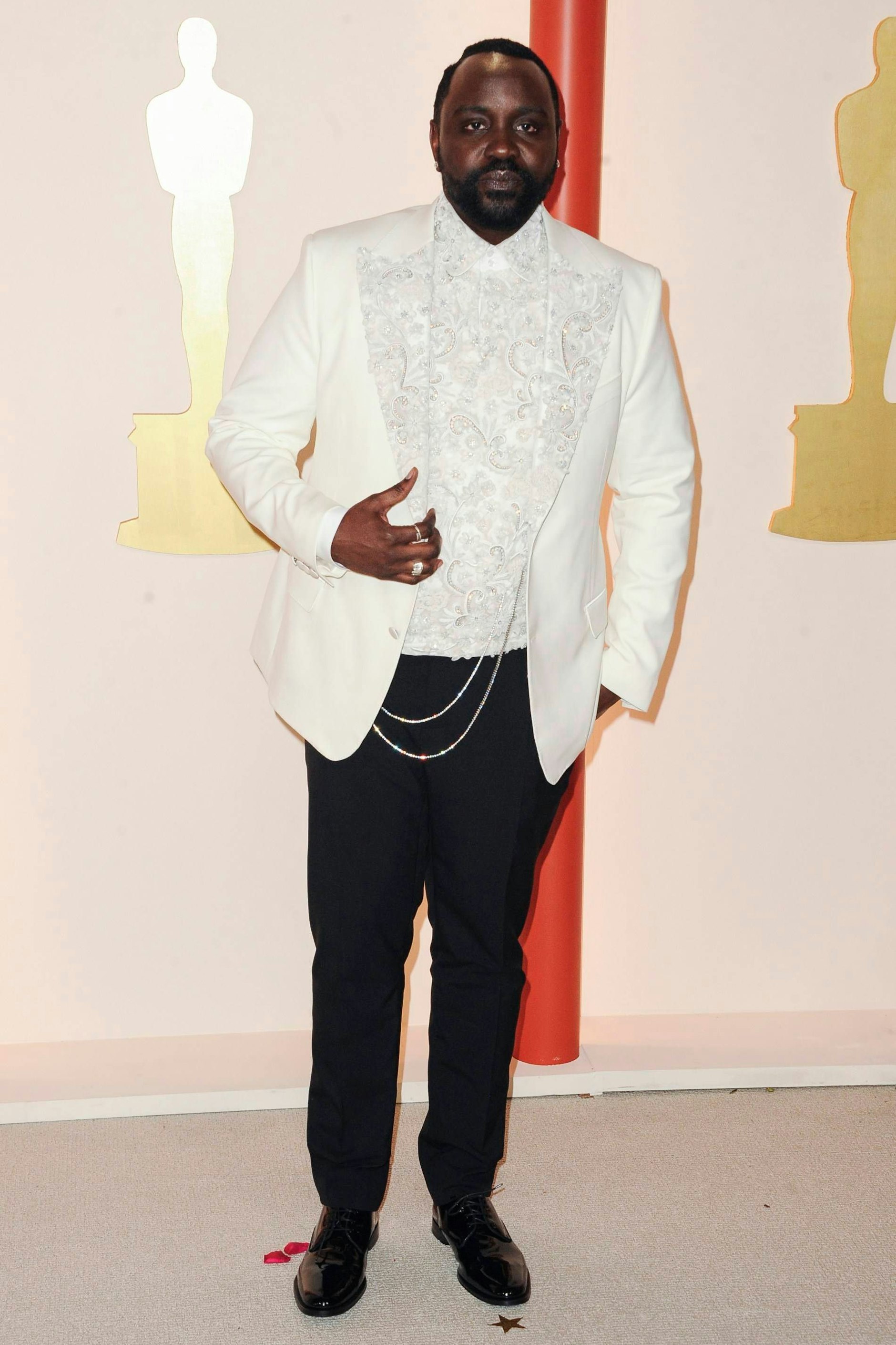 Flop: Ein schwieriger Abend für Brian Tyree Henry: Den Oscar als Bester Schauspieler in einer Nebenrolle für „Causeway“ durfte er nicht mit nach Hause nehmen. Und dann griff er auch noch modisch schwer daneben: Die glitzernden Details seines cremefarbenen Jacketts – irgendwas zwischen Paisley und Barockschnörkel – wirken furchtbar altbacken und überkitscht. Ein bisschen, als hätte sich Harald Glööckler auf die Oscars verirrt.