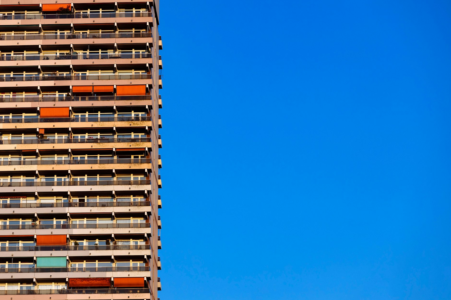 Die Mietkaution muss vom Jobcenter übernommen werden, wenn Langzeitarbeitslose für einen neuen Job in eine neue Stadt ziehen.