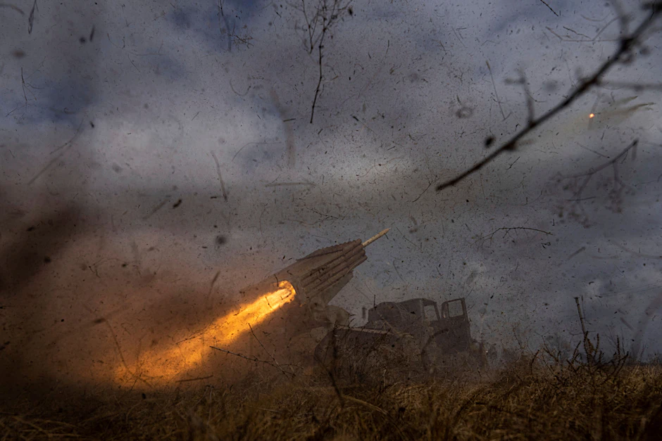 Ein ukrainischer MSLR BM-21 „Grad“ Raketenwerfer feuert auf russische Stellungen an der Frontlinie.