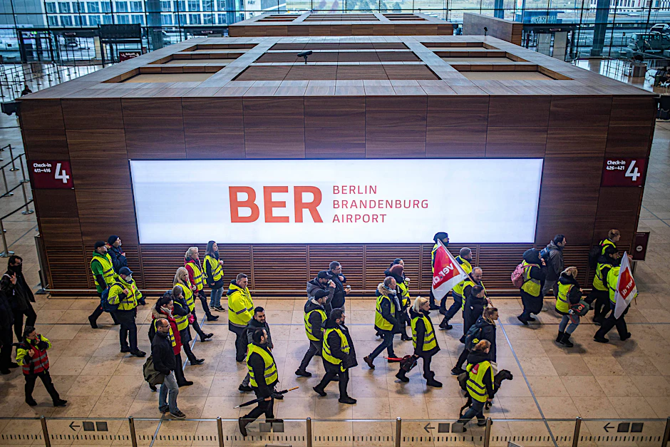 Ein Warnstreik von Verdi legte am 13. März den Flughafen Berlin-Brandenburg lahm. Etwa 200 Beschäftigte des Flughafens streikten im Terminal.