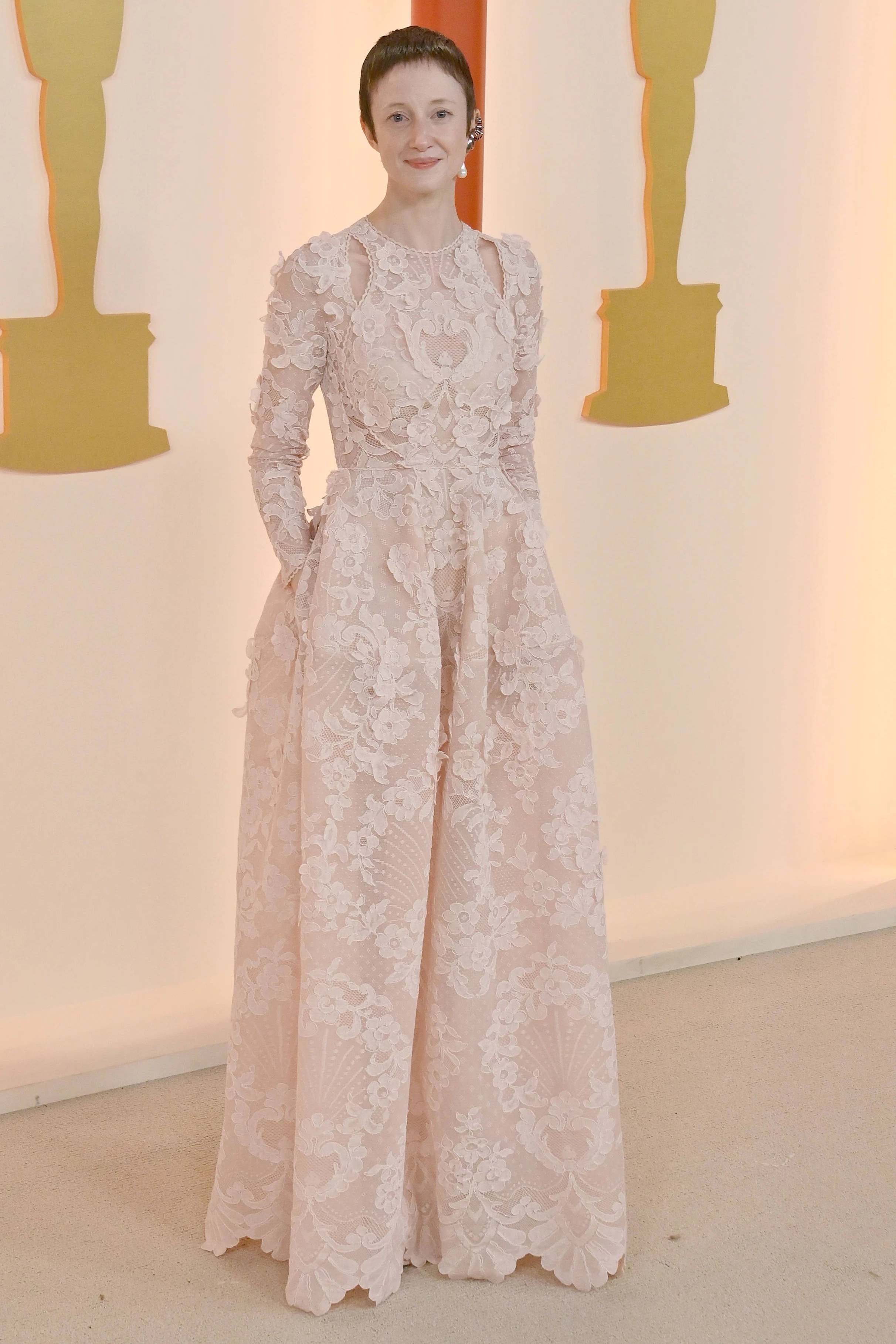 <strong>Top:</strong> Andrea Riseborough war als Beste Schauspielerin in einer Hauptrolle für „To Leslie“ nominiert. Der Oscar ging woanders hin; einen denkwürdigen Auftritt legte Riseborough dennoch hin. Auf dem champagnerfarbenen Teppich nämlich, über den die Schauspielerin eine hochgeschlossene Robe trug, deren Farbe ziemlich genau dem Ton ihrer Haut entsprach. Trägerin und Kleid verschmelzen so zu einer zarten Erscheinung; besonders schön auch die dreidimensionalen Spitzenelemente.