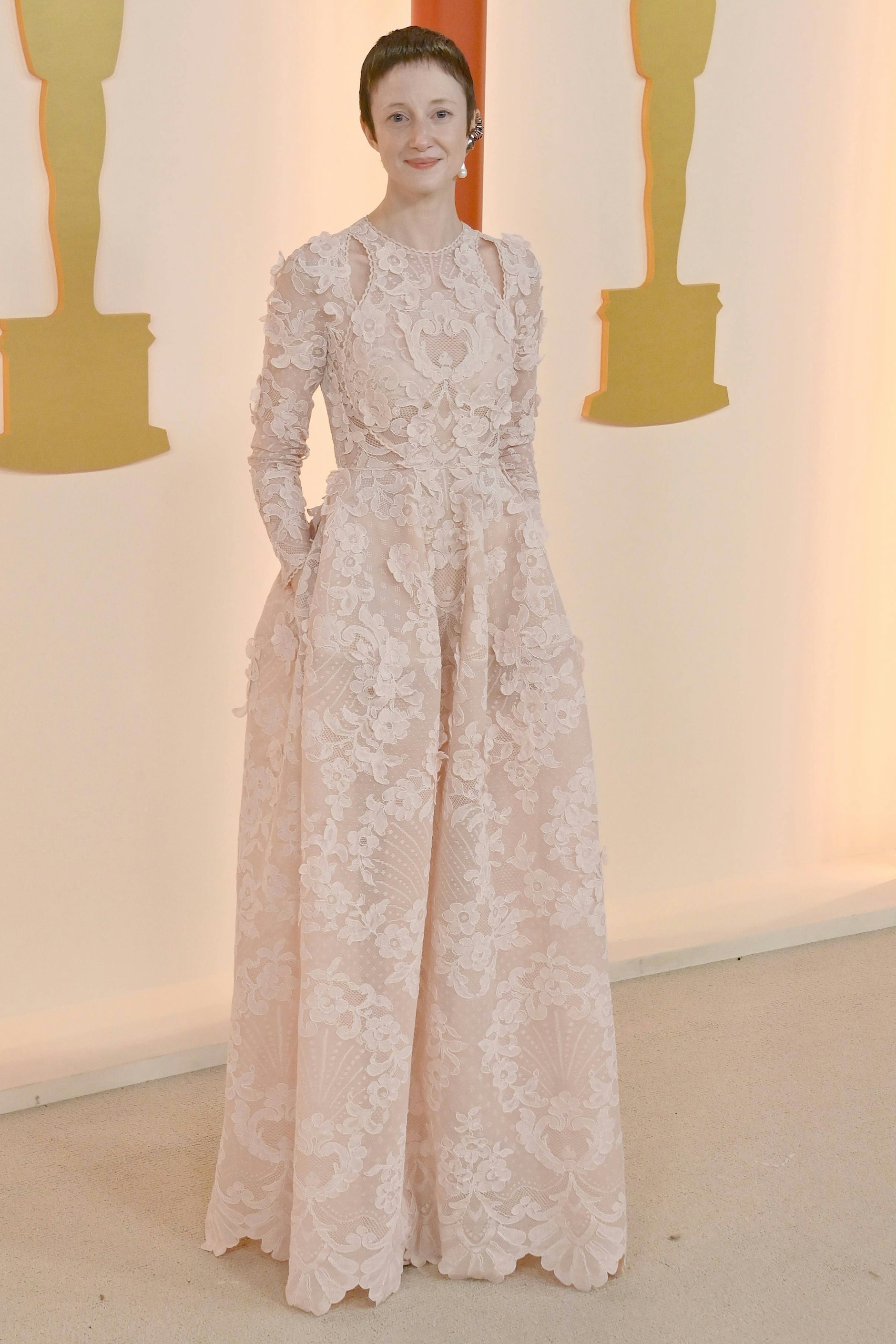 <strong>Top:</strong> Andrea Riseborough war als Beste Schauspielerin in einer Hauptrolle für „To Leslie“ nominiert. Der Oscar ging woanders hin; einen denkwürdigen Auftritt legte Riseborough dennoch hin. Auf dem champagnerfarbenen Teppich nämlich, über den die Schauspielerin eine hochgeschlossene Robe trug, deren Farbe ziemlich genau dem Ton ihrer Haut entsprach. Trägerin und Kleid verschmelzen so zu einer zarten Erscheinung; besonders schön auch die dreidimensionalen Spitzenelemente.