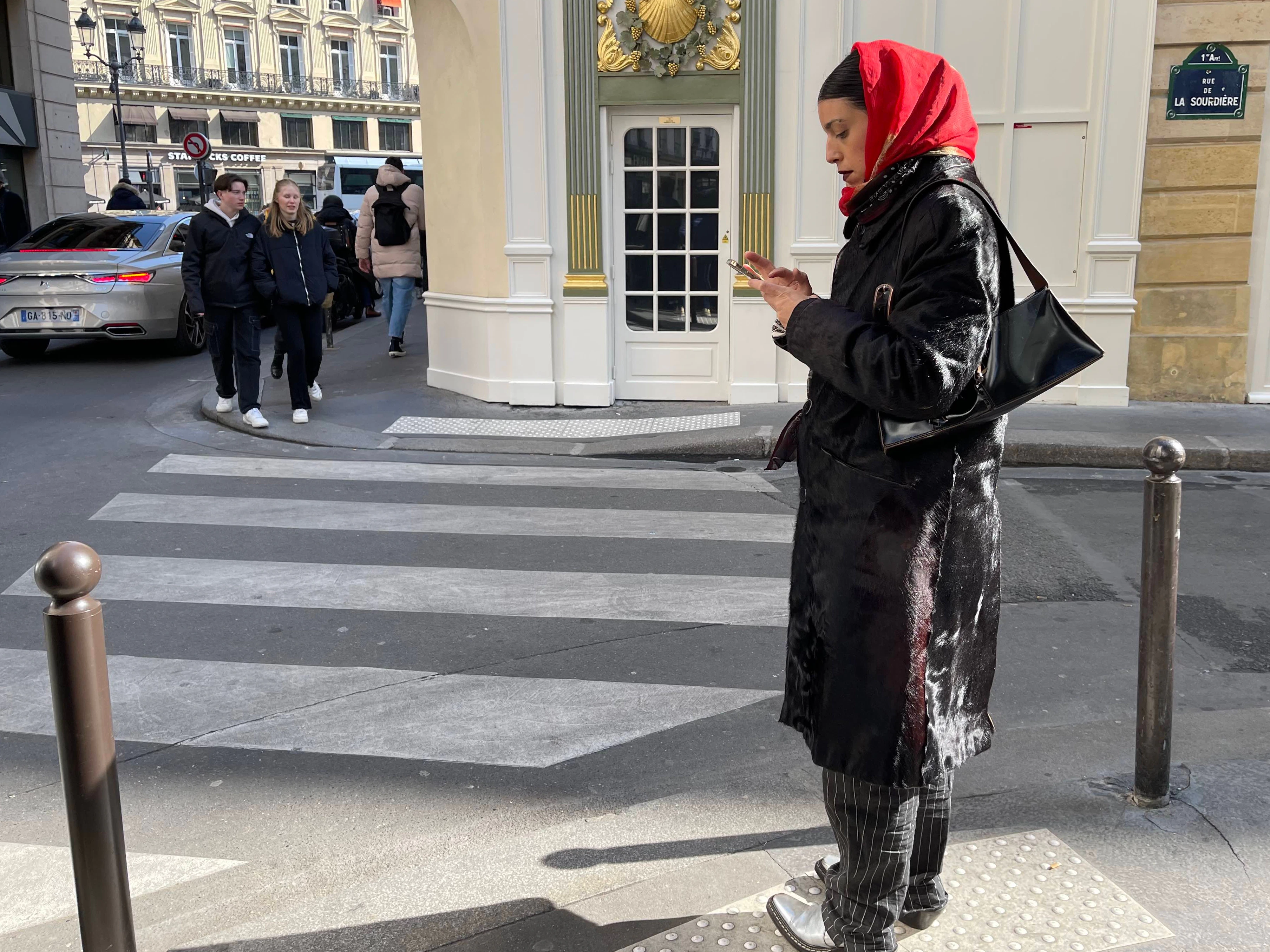 Kopftuch statt Mütze, auch das sieht man häufig in Paris.