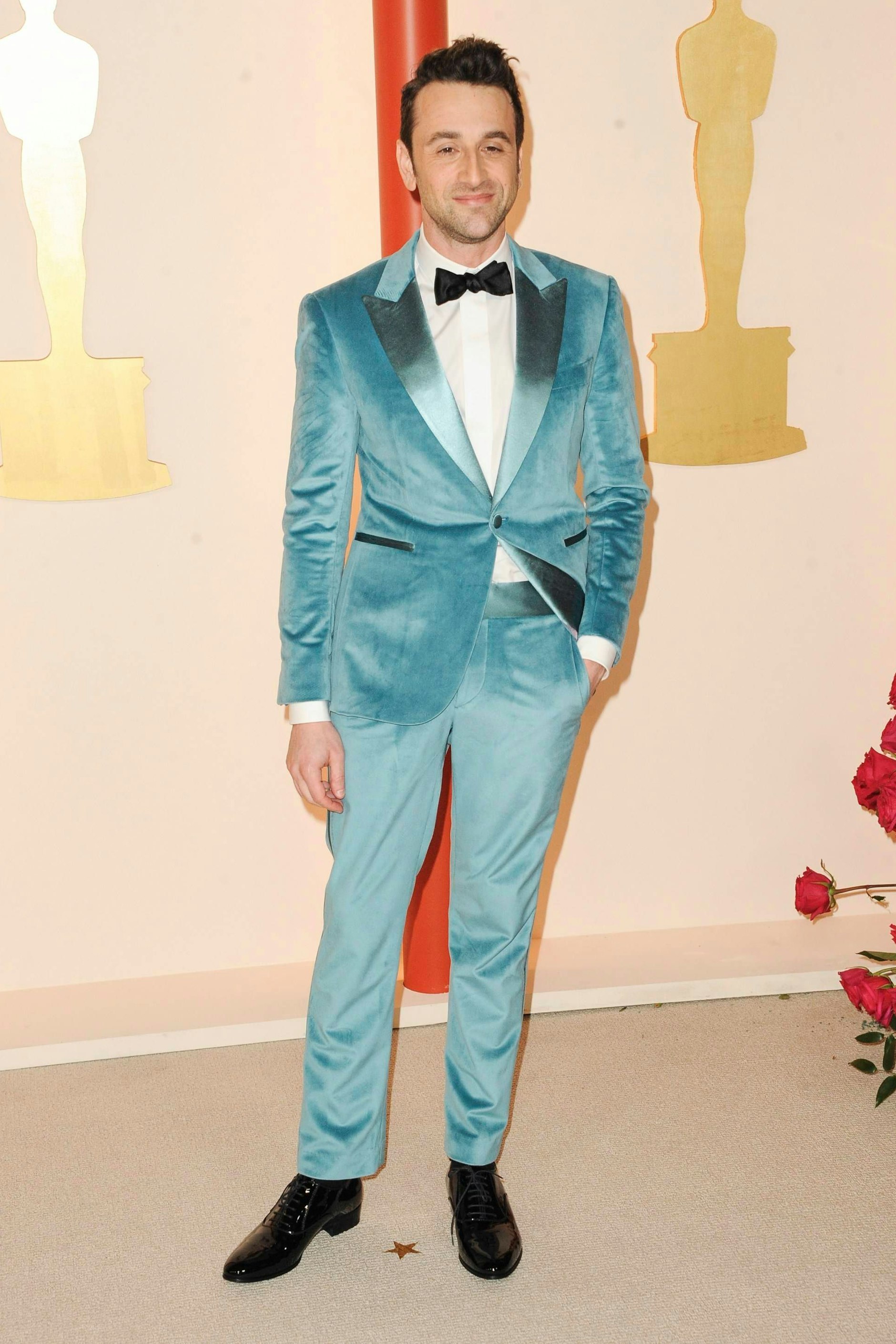 <strong>Top:</strong> Türkisfarbener Samt? Das hätte leicht nach hinten losgehen können. Insofern hat Justin Hurwitz schon alleine für seine mutige Entscheidung eine lobende Erwähnung verdient. Dass es dann auch noch ziemlich gut geklappt hat mit dem samtig glänzenden Anzug in der ungewöhnlichen Farbe – umso besser! Der Komponist, der für seine musikalische Untermalung von „Babylon – Rausch der Ekstase“ nominiert war, aber leider nicht gewann, setzt einen neuen Maßstab, was die farbliche Bandbreite der männlichen Oscar-Garderobe angeht.