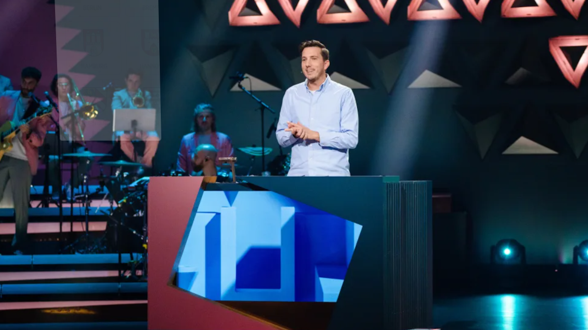 Svenrik Gollmann hatte „Wer stiehlt mir die Show?“ vergangene Woche gewonnen und durfte nun moderieren.