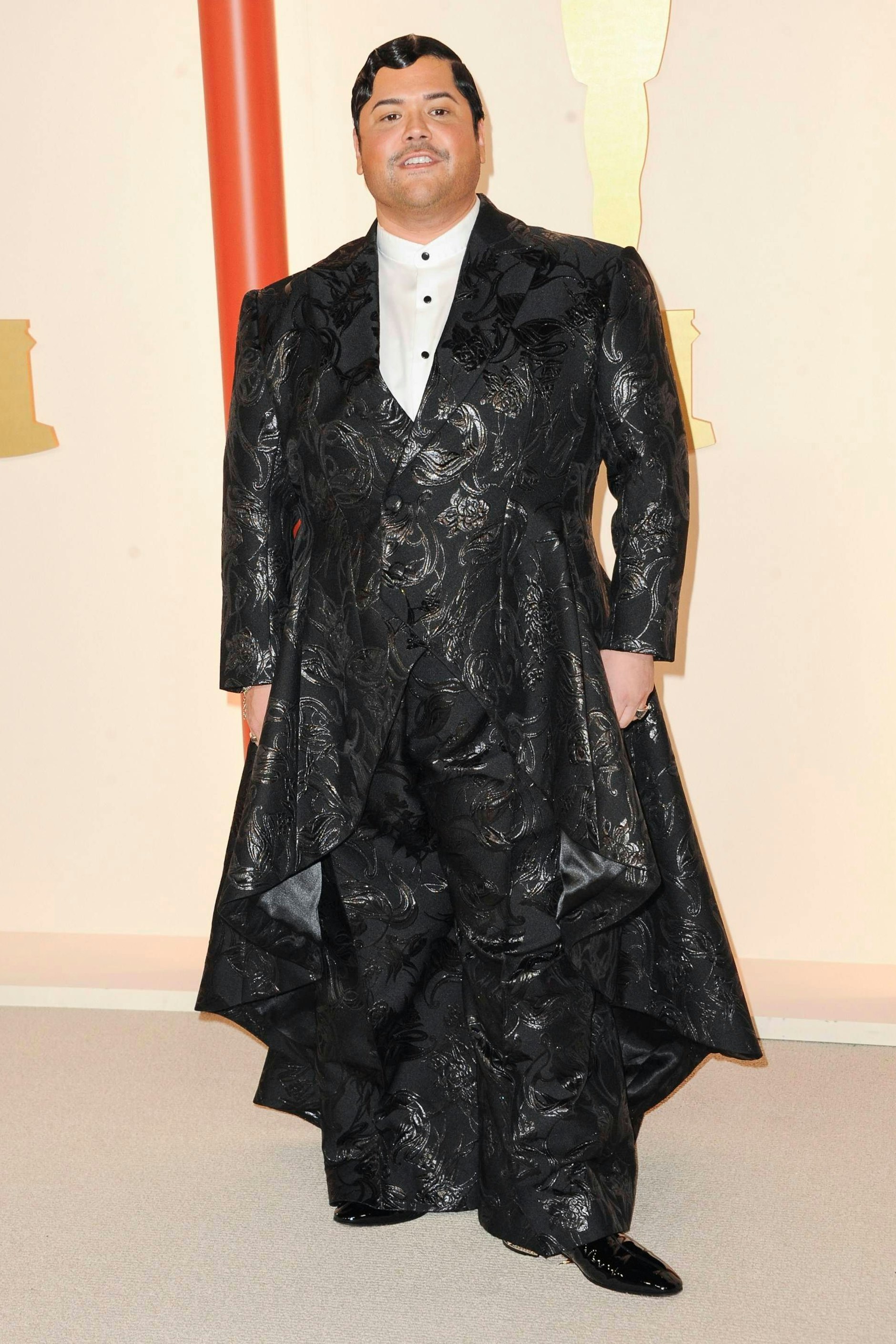 <strong>Flop:</strong>&nbsp;Es ist eine gute Sache, dass auch und gerade auf den Oscars die Geschlechterrollen modisch verschwimmen. Dass auch die Herren mehr und mehr experimentieren, sich an spannendere Schnitte und aufregendere Farben trauen. Leider aber trägt diese Entwicklung auch bittere Früchte: So wie das fürchterliche Outfit, für das sich der Schauspieler Harvey Guillén entschied. Hier stimmt wirklich: rein gar nichts.