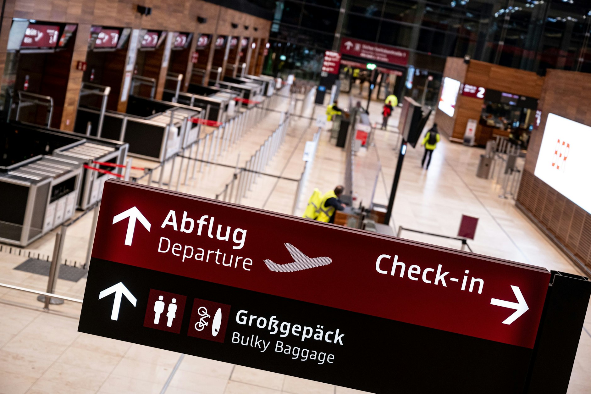 Die Abfertigungshalle am BER bleibt aufgrund des Warnstreiks von Verdi leer. Nur die Zugänge zum Sicherheitsbereich sind gesichert. Am Hauptstadtflughafen sind wegen des Warnstreiks des Sicherheitspersonals rund 200 Abflüge gestrichen worden.