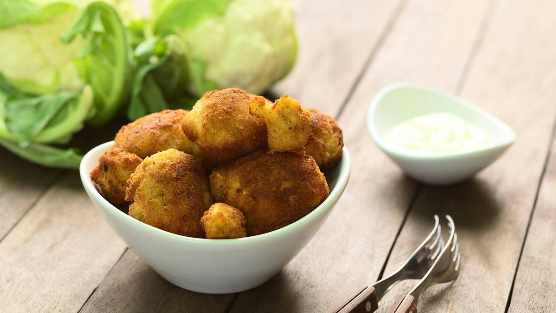 Blumenkohl-Nuggets mit Knoblauch-Dip sind nicht nur lecker, sondern auch viel gesünder als die fleischige Alternative.