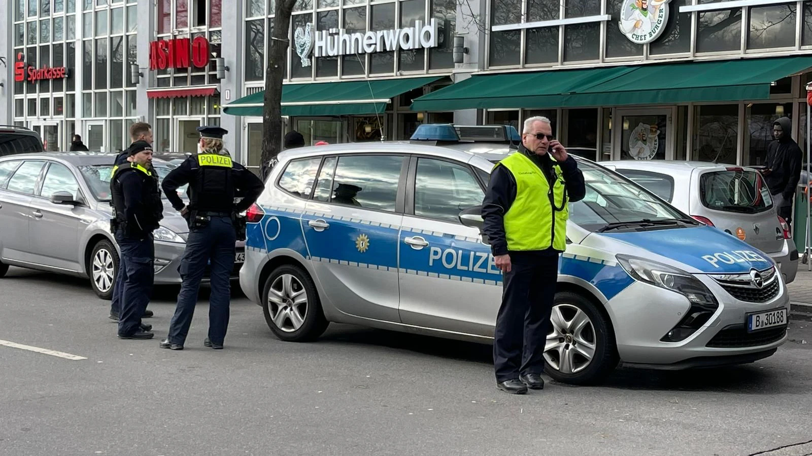 Polizei vor dem Einkaufszentrum in Staaken.