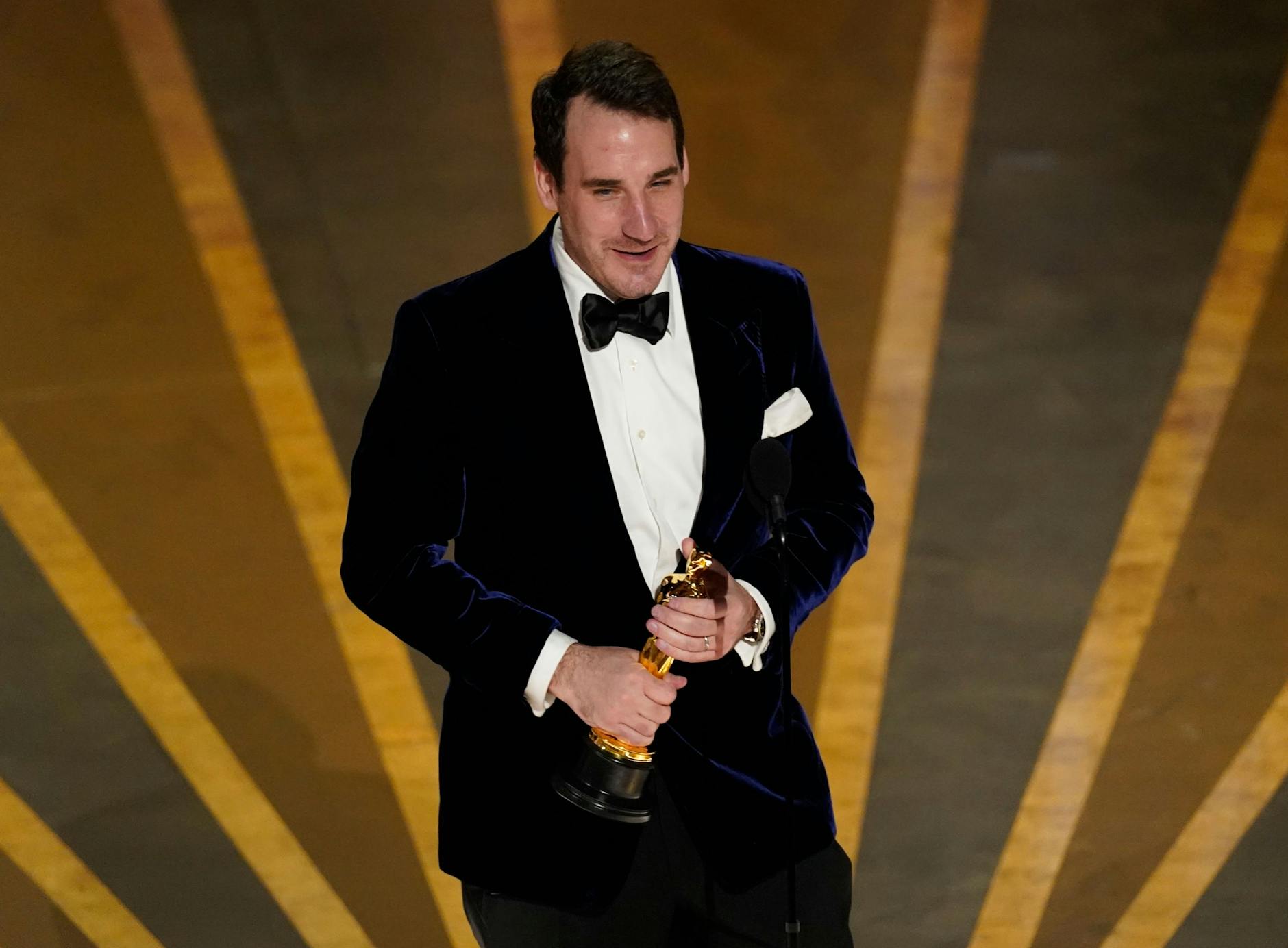 Kameramann James Friend nimmt bei der Oscar-Verleihung im Dolby Theatre den Preis für die beste Kameraführung für „Im Westen nichts Neues“ entgegen.