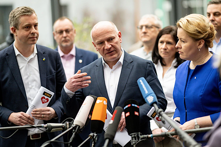 Stefan Evers (CDU), Generalsekretär, Kai Wegner (CDU) und Franziska Giffey (SPD, v.l.n.r.) stellen sich den Fragen der Medienvertreter.&nbsp;