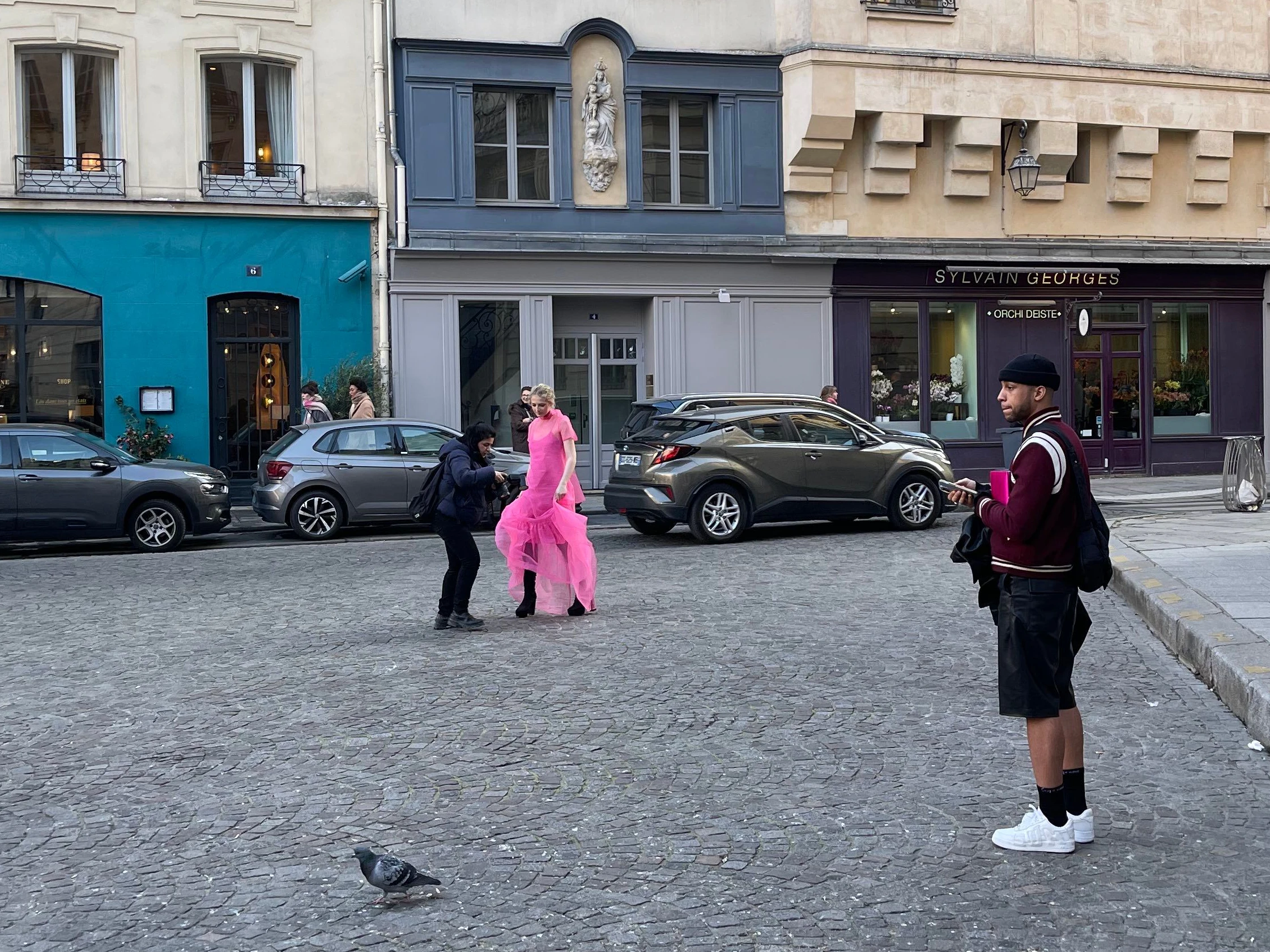 Hier wird ein pinkes Kleid in Szene gesetzt.