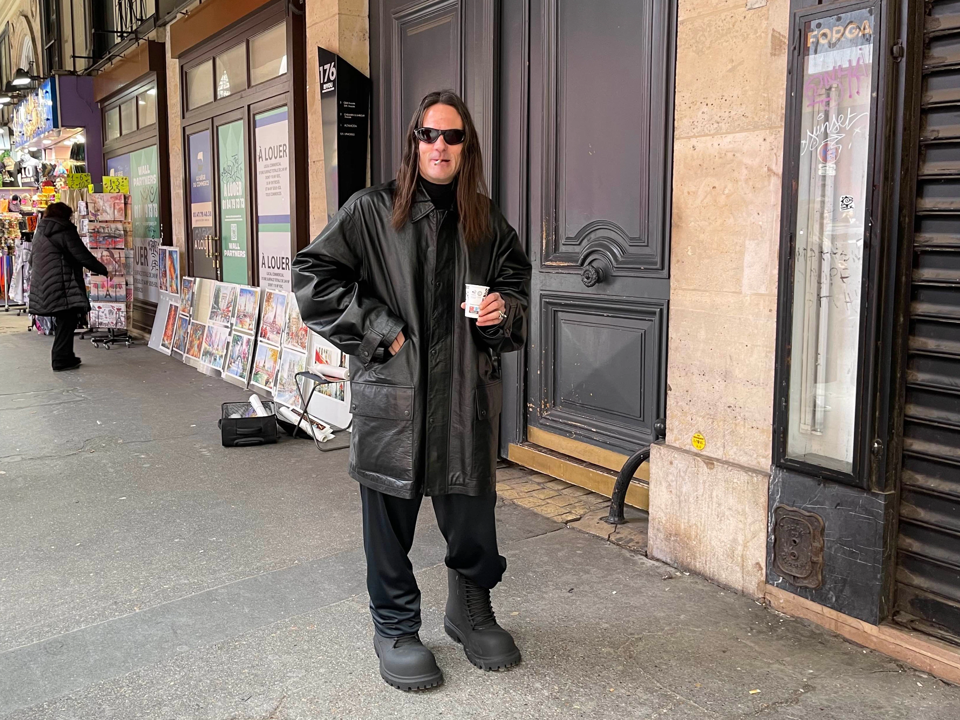 Dieser freundliche Gast trägt Siebenmeilenstiefel von Balenciaga. Okay, offiziell heißt das Schuhmodell „Steroid“. Dennoch haben viele Teile der Marke die Aura magischer Kleidungsstücke, wie sie in Märchen vorkommen.