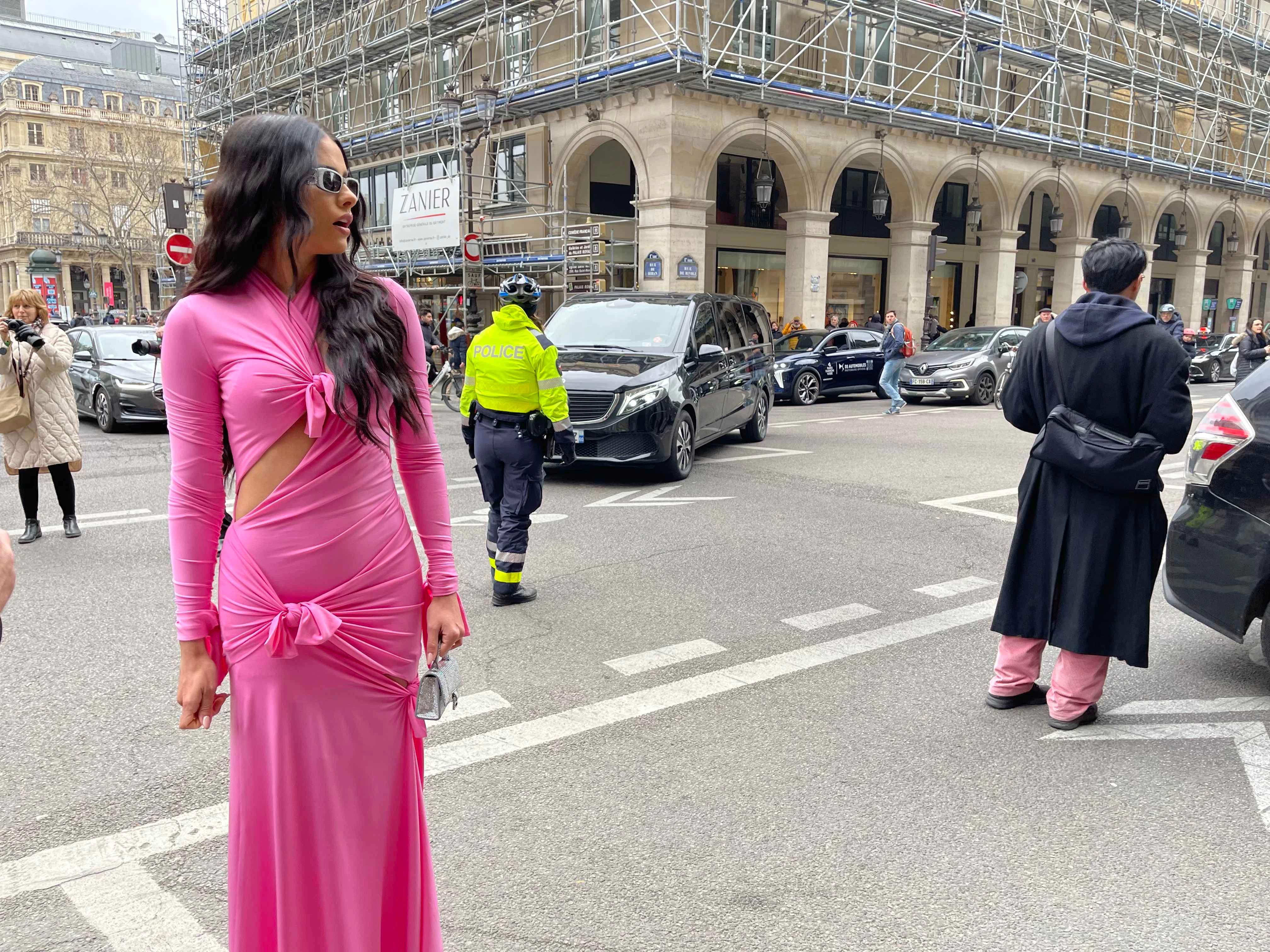Nun rückt die Pariser Polizei an, um dem Chaos vor dem Carrousel du Louvre Herr zu werden.