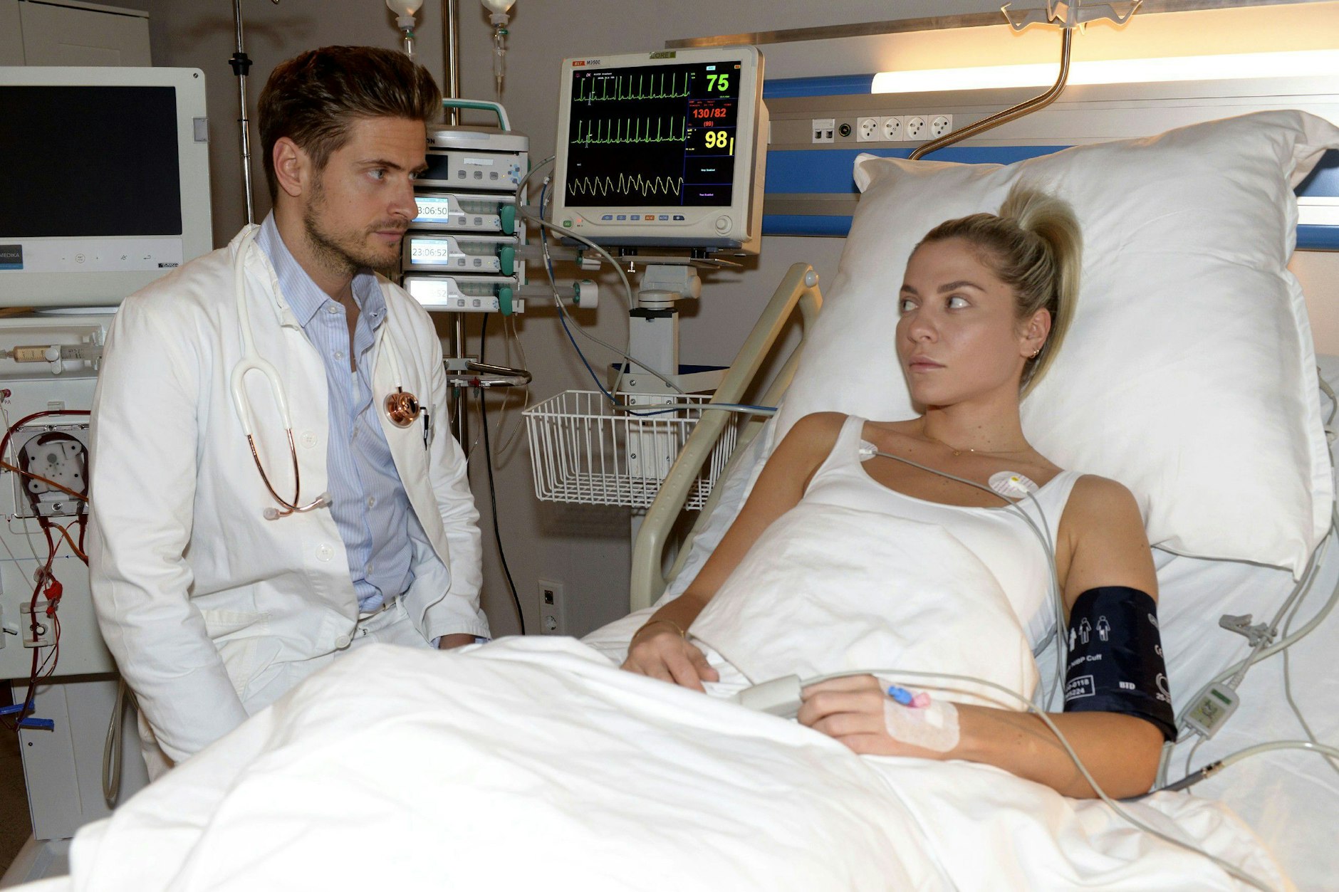 Philip (Jörn Schlönvoigt) behandelt Sunny (Valentina Pahde) im Krankenhaus.