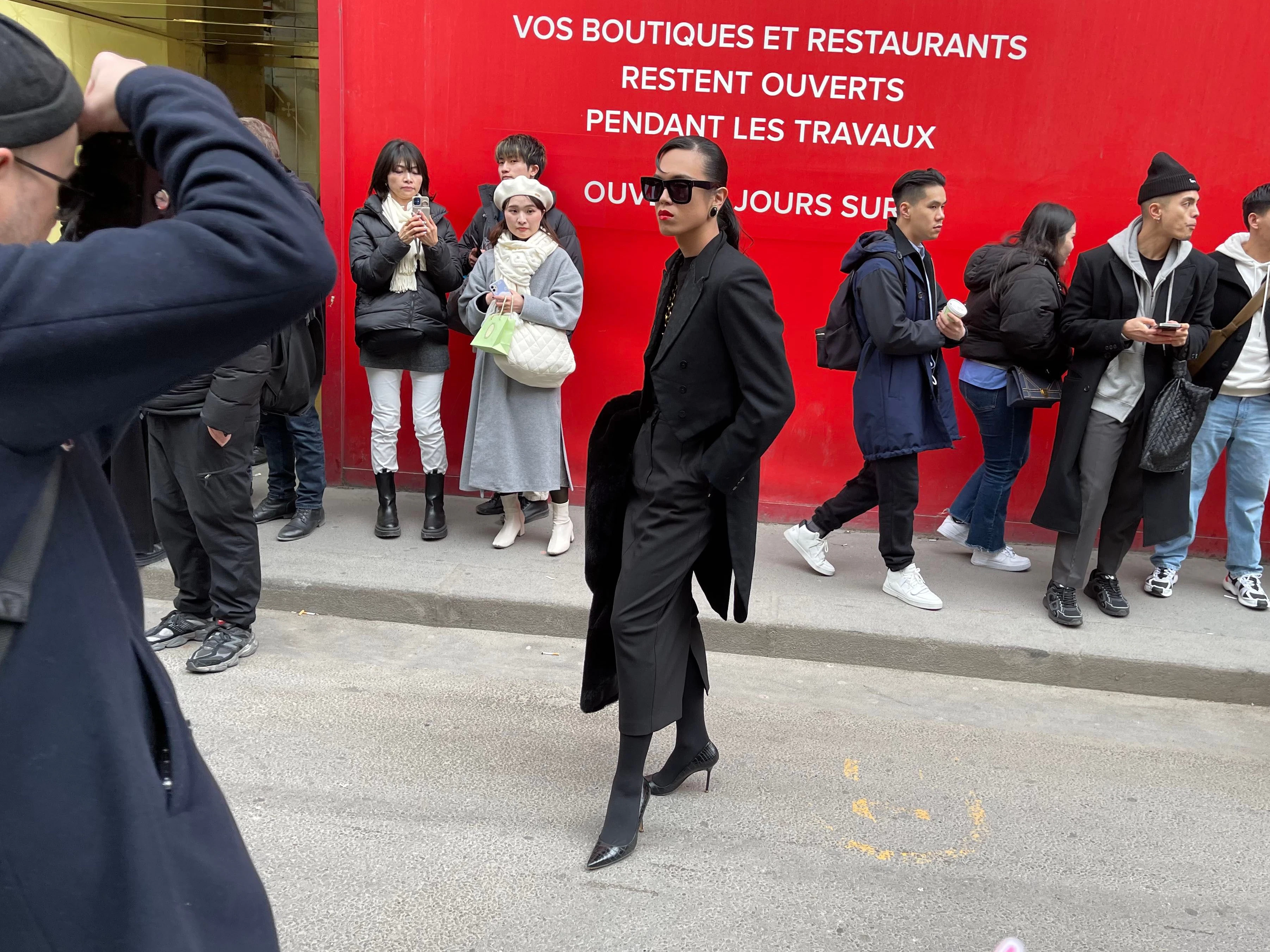 Hier wird im langen Bleistiftrock sehr klassisch gepost. Die Lady in Schwarz heißt Dara Allen und arbeitet als Fashion Director beim Interview Magazine.