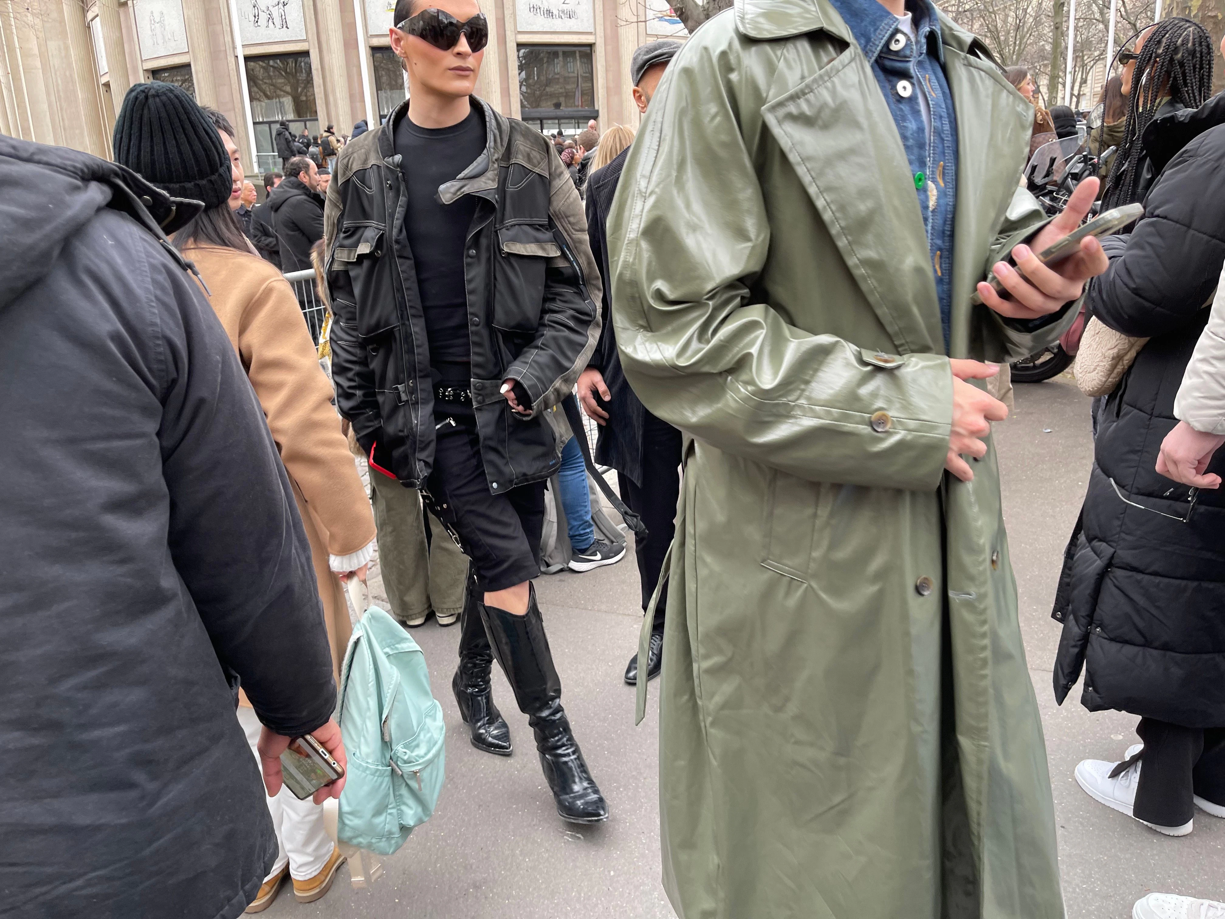 Ras Raun Bartram (Mitte) ist Fashion Director des Berliner Magazins 032c. Er löste vor reichlich einem Jahr den Stylisten Marc Goehring in dieser Position ab.