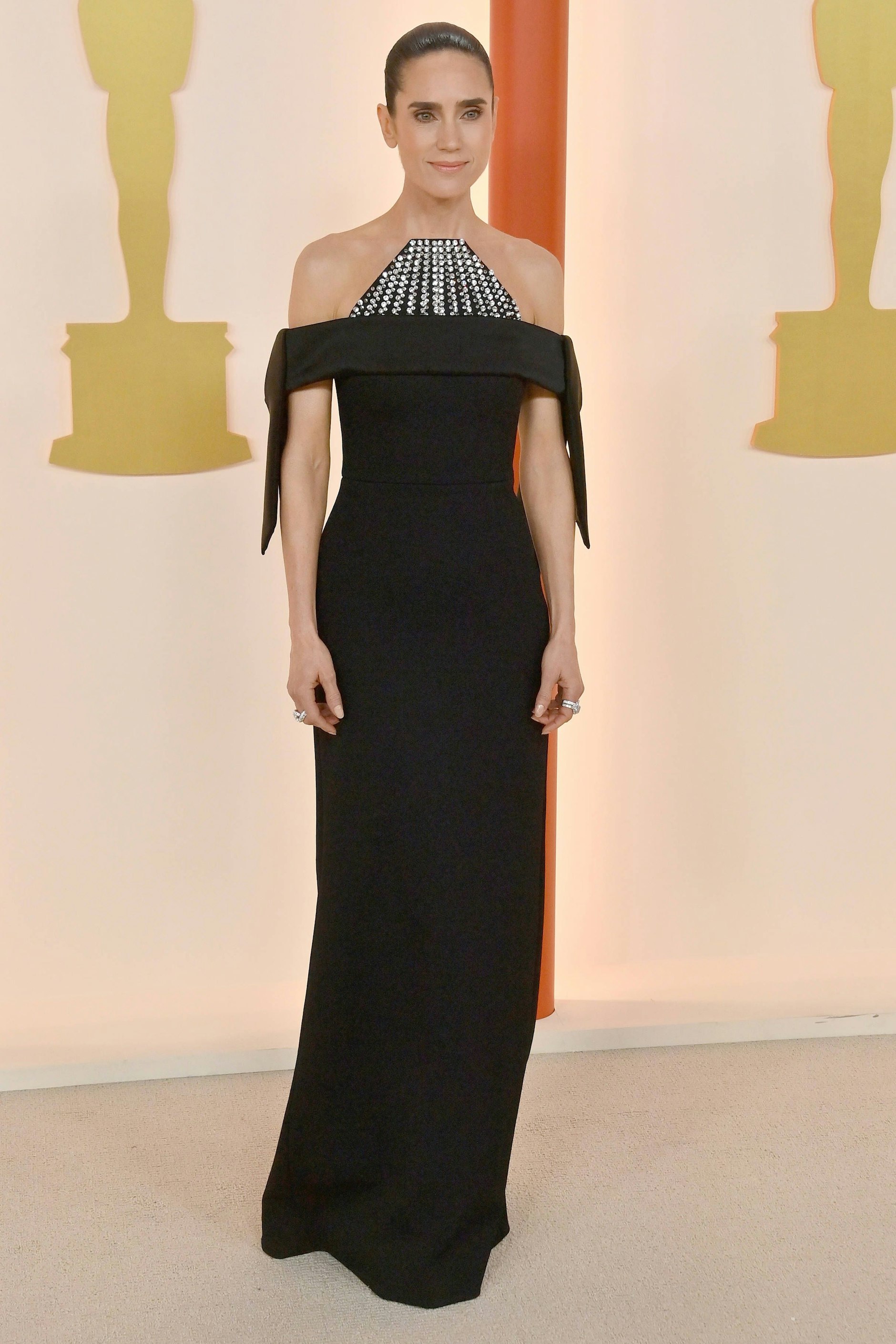 <strong>Top:</strong> Gibt es da jetzt Trägerchen? Oder doch keine? Das bleibt das große Geheimnis von Jennifer Connelly. Und von Louis Vuitton. Von dem französischen Label stammt nämlich ihr untenrum recht schlichtes Kleid, das seine ganze Kraft obenrum offenbart: Scheinbar halterlos liegt die schmucksteinbesetzte Partie auf dem Dekolleté der Schauspielerin. Das gibt der Robe einen hypermodernen, beinahe überirdischen Look.