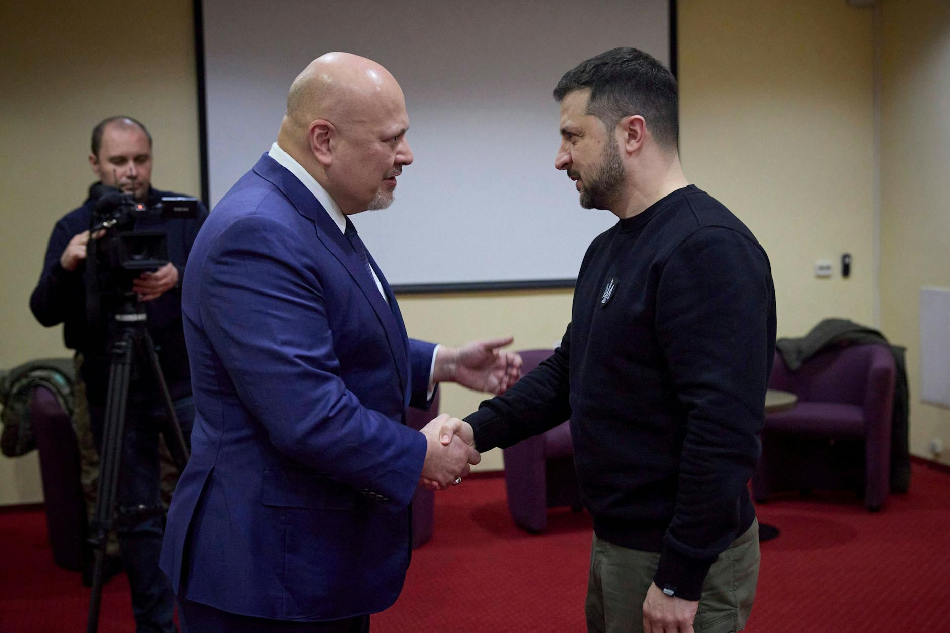 Chefankläger Karim Khan (l.) und der ukrainische Präsident Wolodymyr Selenskyj