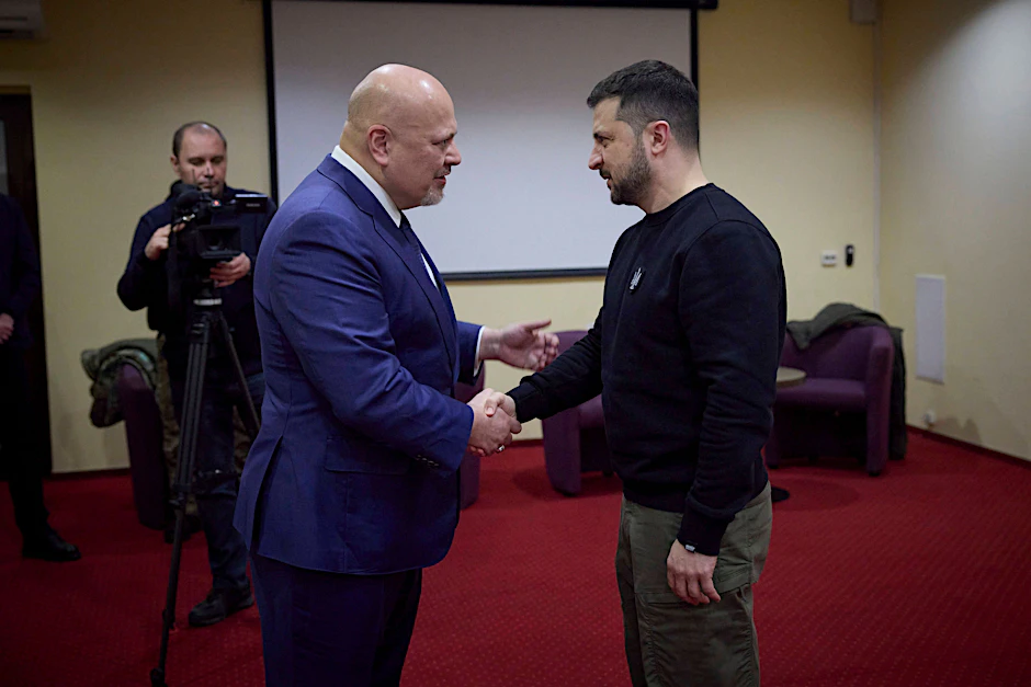 Chefankläger Karim Khan (l.) und der ukrainische Präsident Wolodymyr Selenskyj