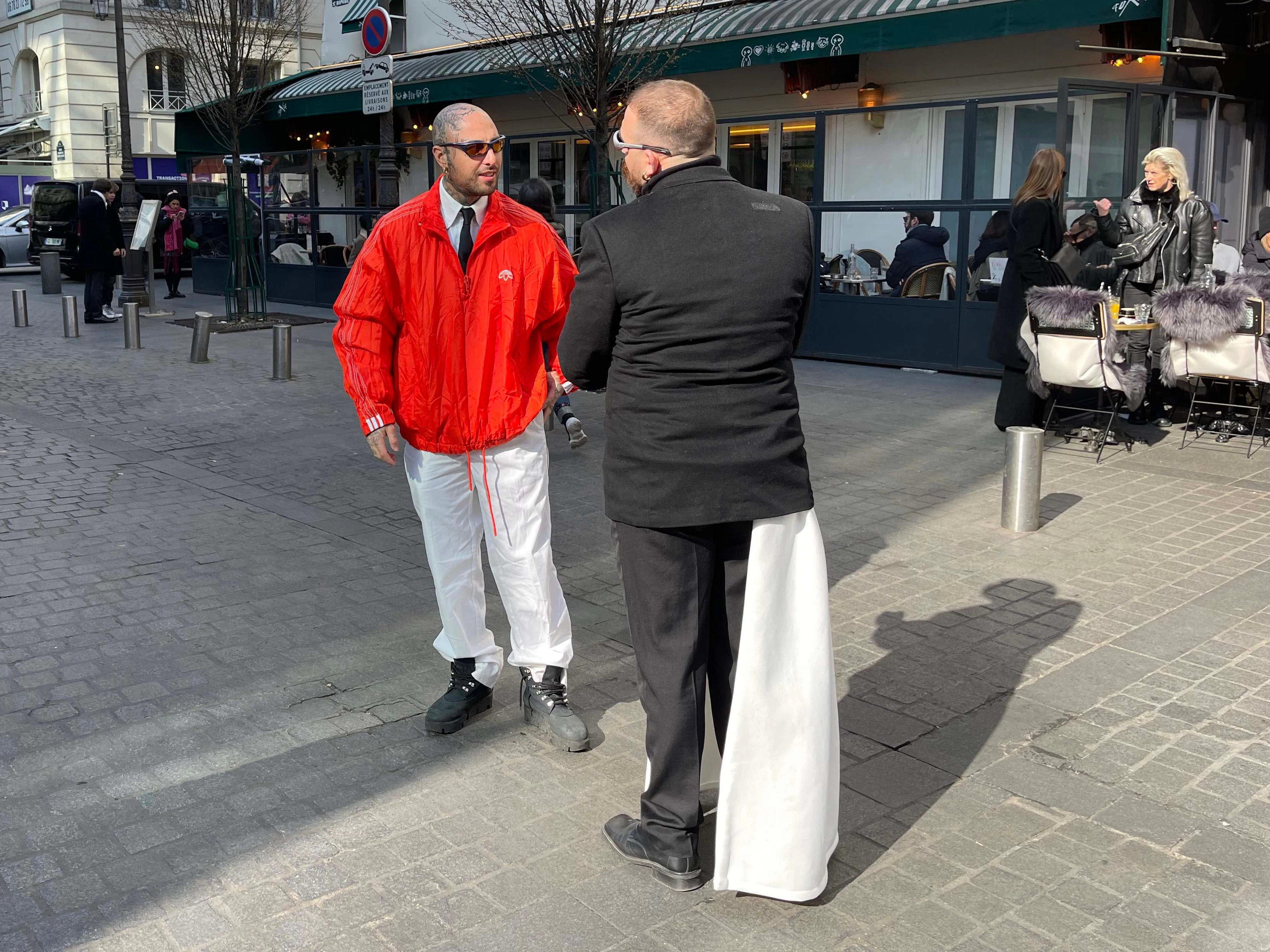 Der Schleppentrend, der vor einem halben Jahr die Frühjahrskollektionen dominierte – wird von der modischen Speerspitze in Paris bereits auf seine Alltagstauglichkeit geprüft.