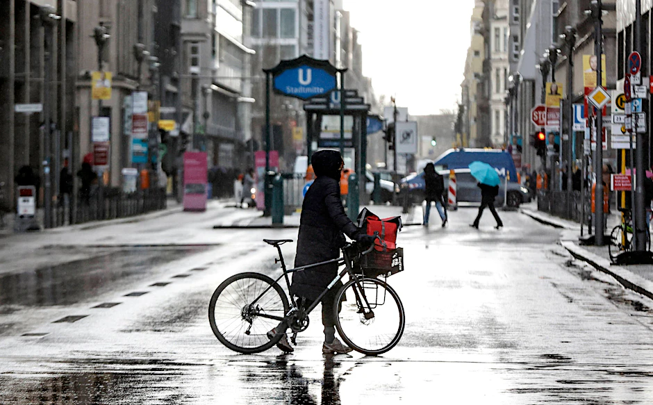 Berlin, Friedrichstraße: Eine Fahrradfahrerin schiebt ihr Rad über die erneut für den Autoverkehr gesperrte Friedrichstraße.&nbsp;