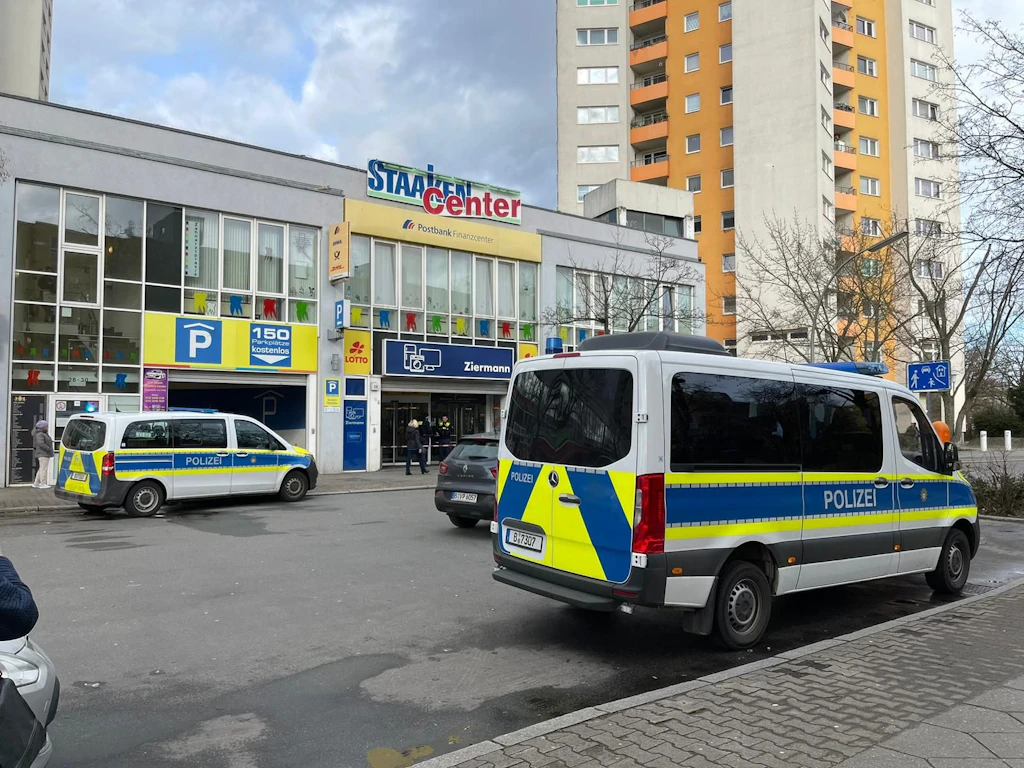 Angriff im Staaken-Center: Mann nach sieben Messerstichen in Lebensgefahr