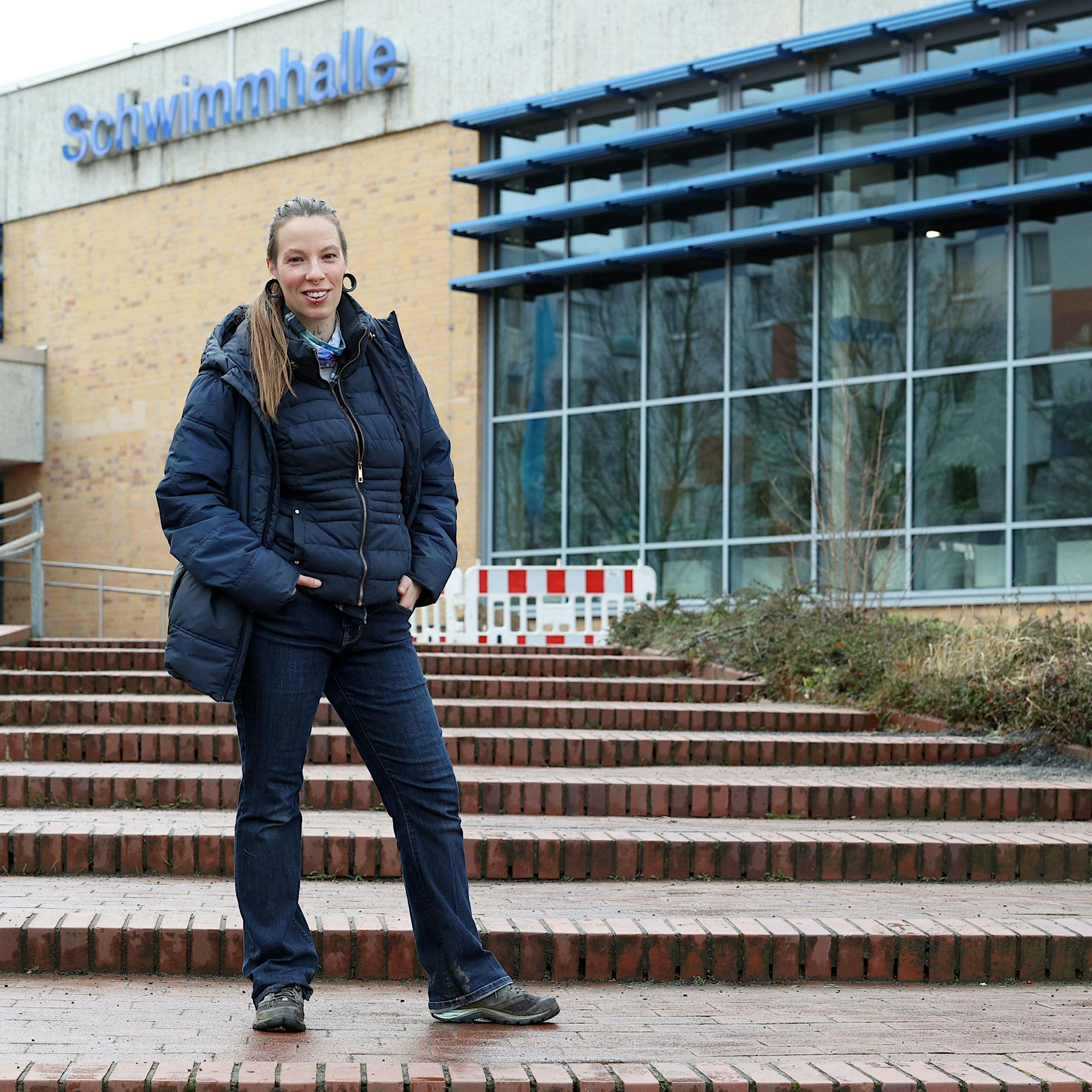 Berlin: Eine Frau schwimmt oben ohne und schlägt große Wellen