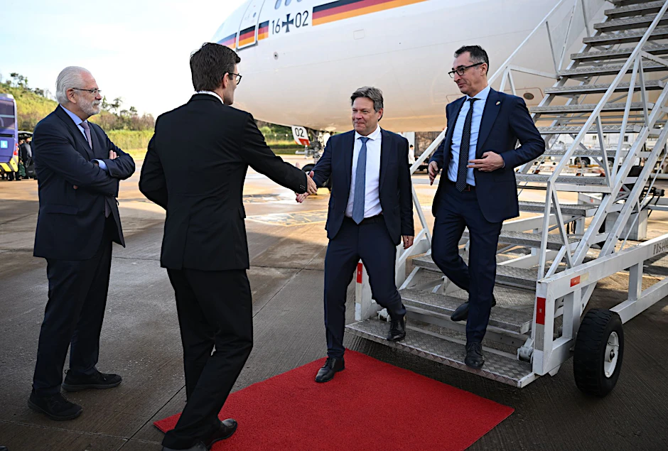 Wirtschaftsminister Robert Habeck (3.v.l.) und Landwirtschaftsminister Cem Özdemir (r.) in Belo Horizonte.  