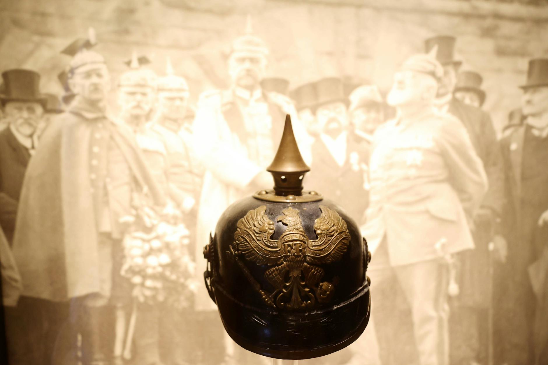Die Pickelhaube (amtlich „Helm mit Spitze“), in Preußen erst militärische, dann polizeiliche Kopfbedeckung. Seit 1843 im Einsatz, wurde sie zum Symbol des preußischen Militarismus.