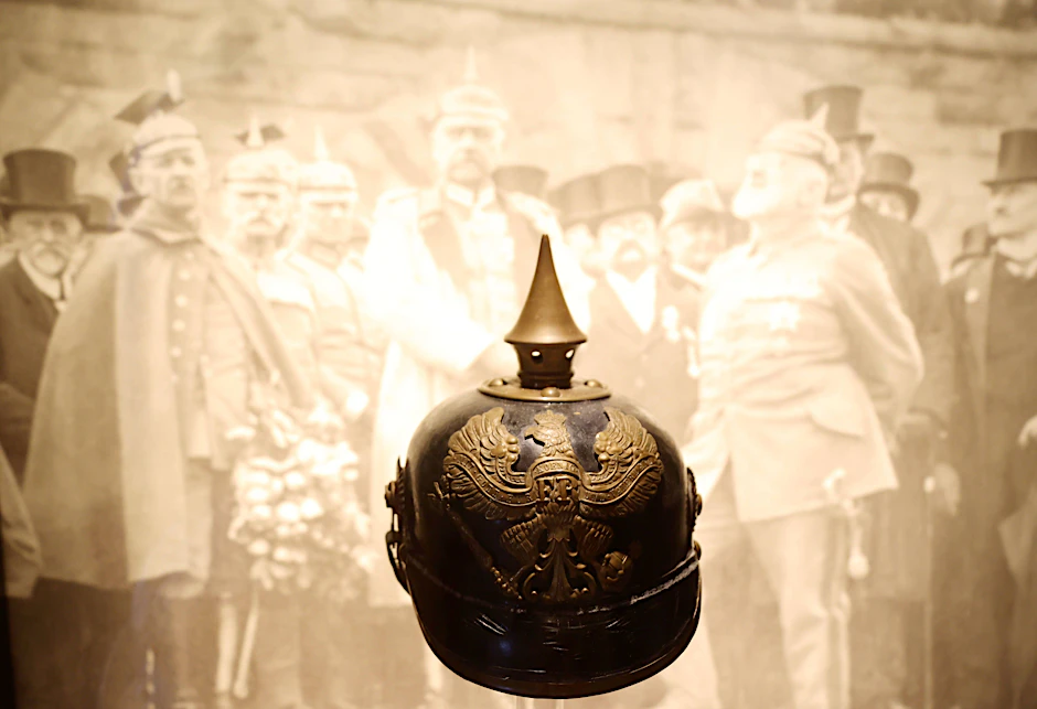 Die Pickelhaube (amtlich&nbsp;„Helm mit Spitze“), in Preußen erst militärische, dann polizeiliche Kopfbedeckung. Seit 1843 im Einsatz, wurde sie zum Symbol des preußischen Militarismus.
