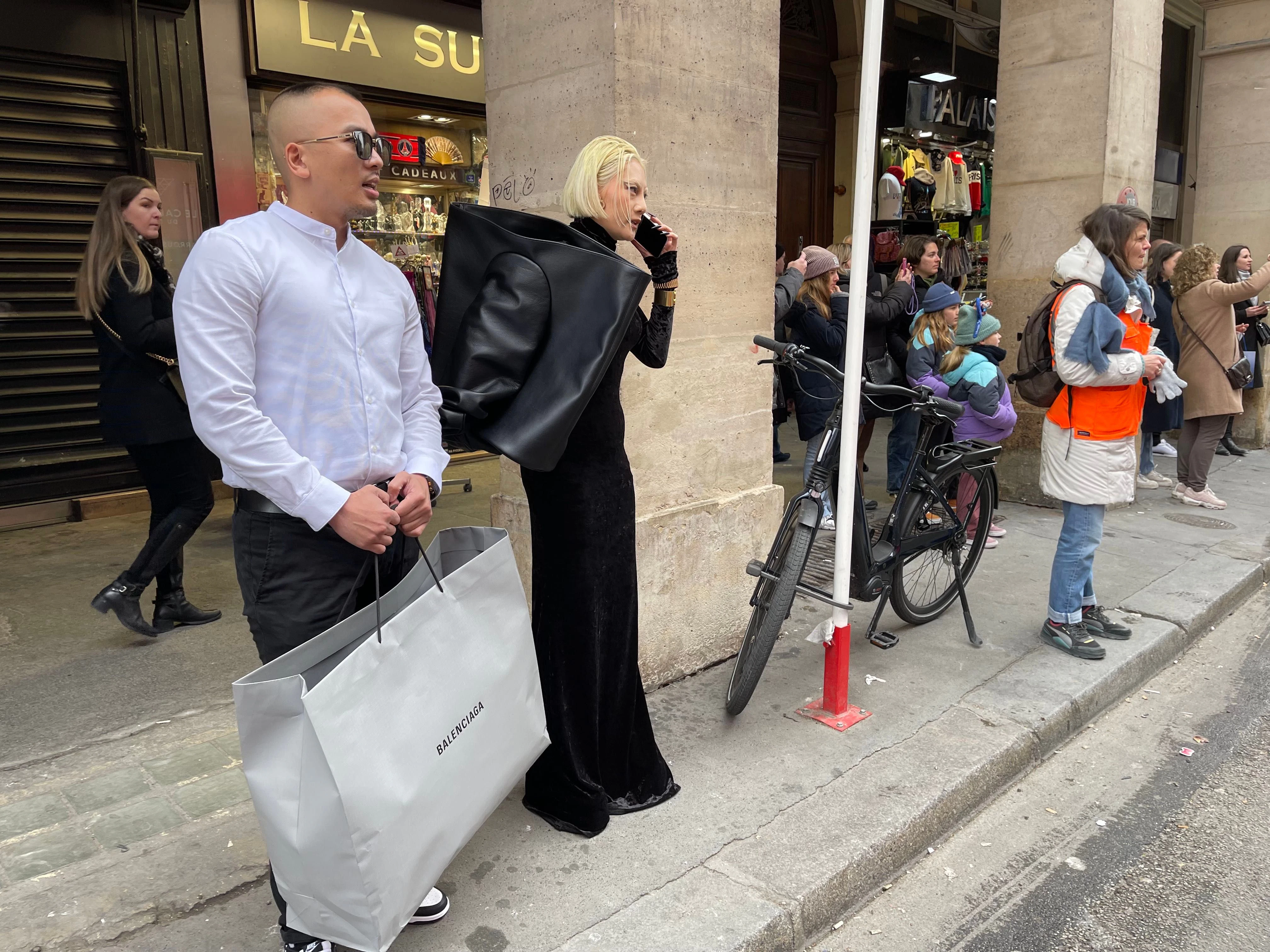 Noch schnell ein Telefonat führen, mit&nbsp;der aktuellen Balenciaga-Ärmeltasche ausgestattet.