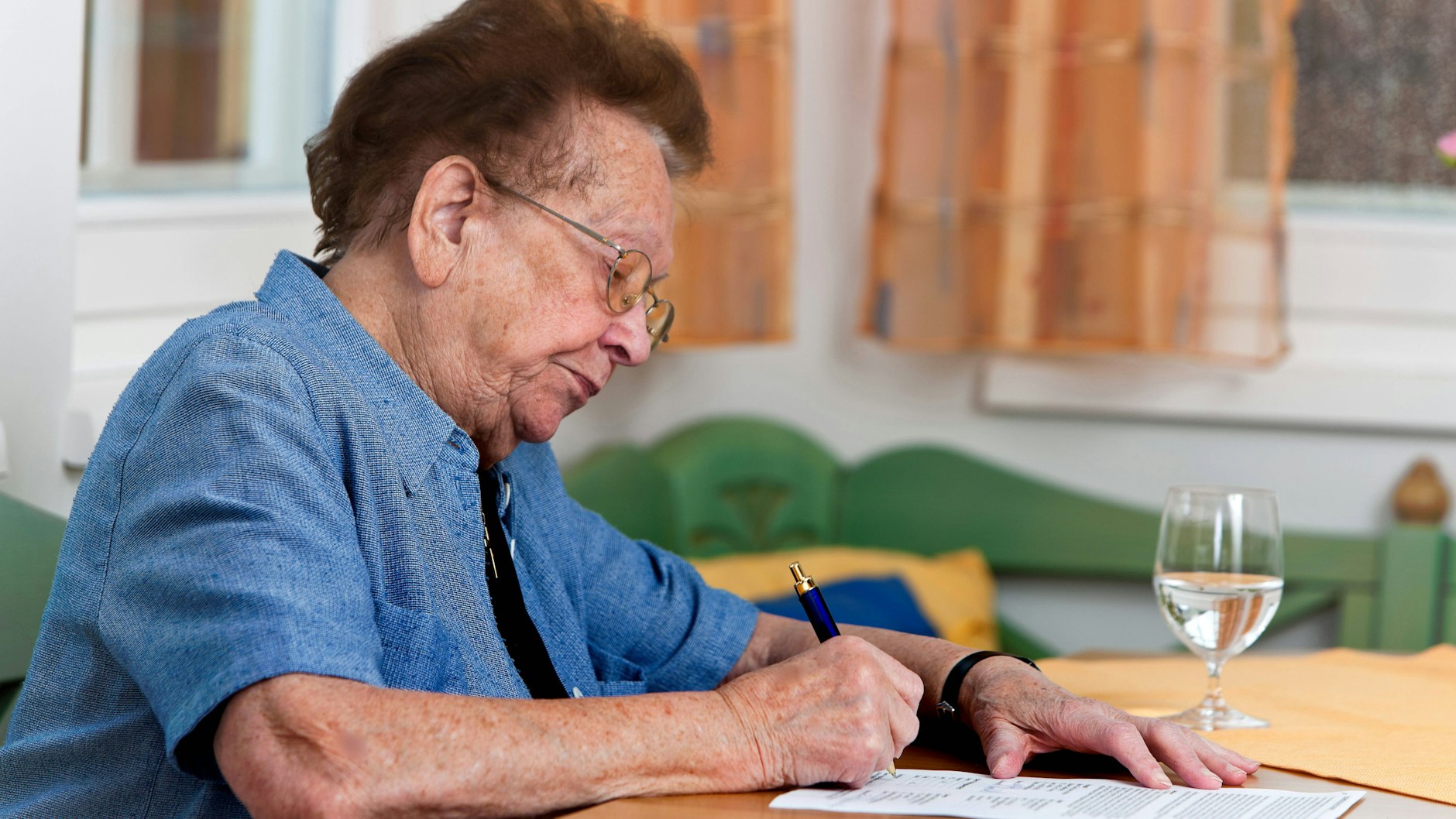 Wer den Vertrag für eine neue Wohnung unterschreiben will, muss eine Mietkaution hinterlegen. Bei Langzeitarbeitslosen muss das Jobcenter helfen. (Symbolbild)