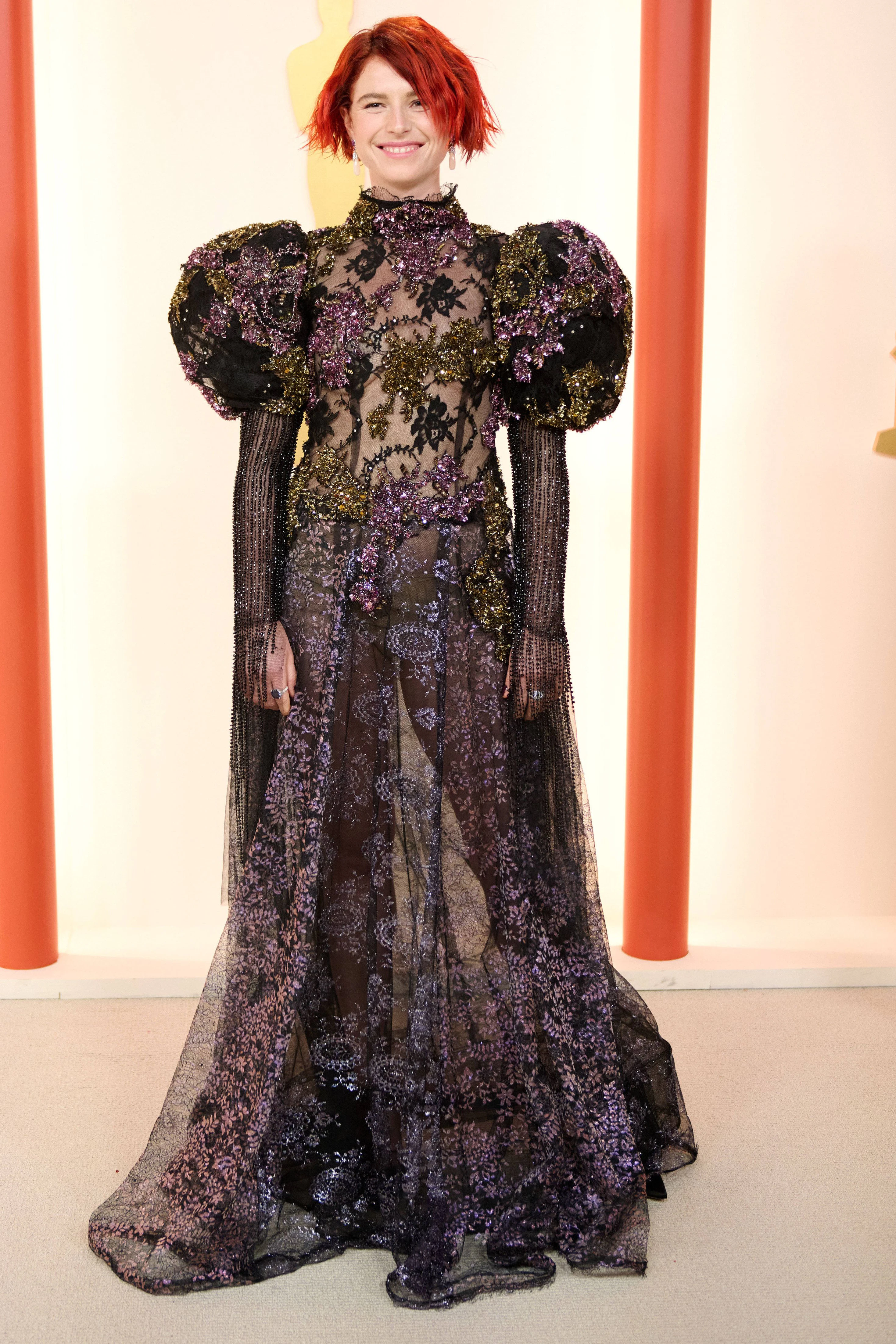<strong>Flop:</strong> Wie war das noch mal? Ach ja: Eine Frau sollte immer das Kleid tragen – nicht das Kleid die Frau. Eine modische Faustregel, die Jessie Buckley leider nicht befolgt hat. Die Schauspielerin geht unter in ihrem Kleid, dessen Puffärmel – mit Verlaub – doch ein bisschen arg nach Mickey-Mouse-Ohren aussehen. Immerhin passt Buckleys leuchtend rote Haarfarbe ganz gut zum Lilaton ihrer Robe.
