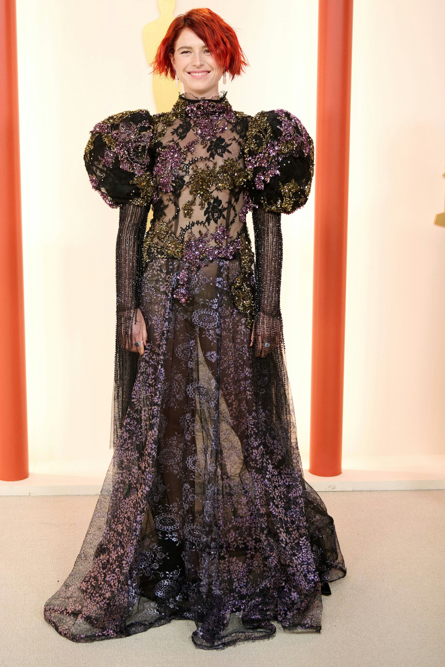 <strong>Flop:</strong> Wie war das noch mal? Ach ja: Eine Frau sollte immer das Kleid tragen – nicht das Kleid die Frau. Eine modische Faustregel, die Jessie Buckley leider nicht befolgt hat. Die Schauspielerin geht unter in ihrem Kleid, dessen Puffärmel – mit Verlaub – doch ein bisschen arg nach Mickey-Mouse-Ohren aussehen. Immerhin passt Buckleys leuchtend rote Haarfarbe ganz gut zum Lilaton ihrer Robe.